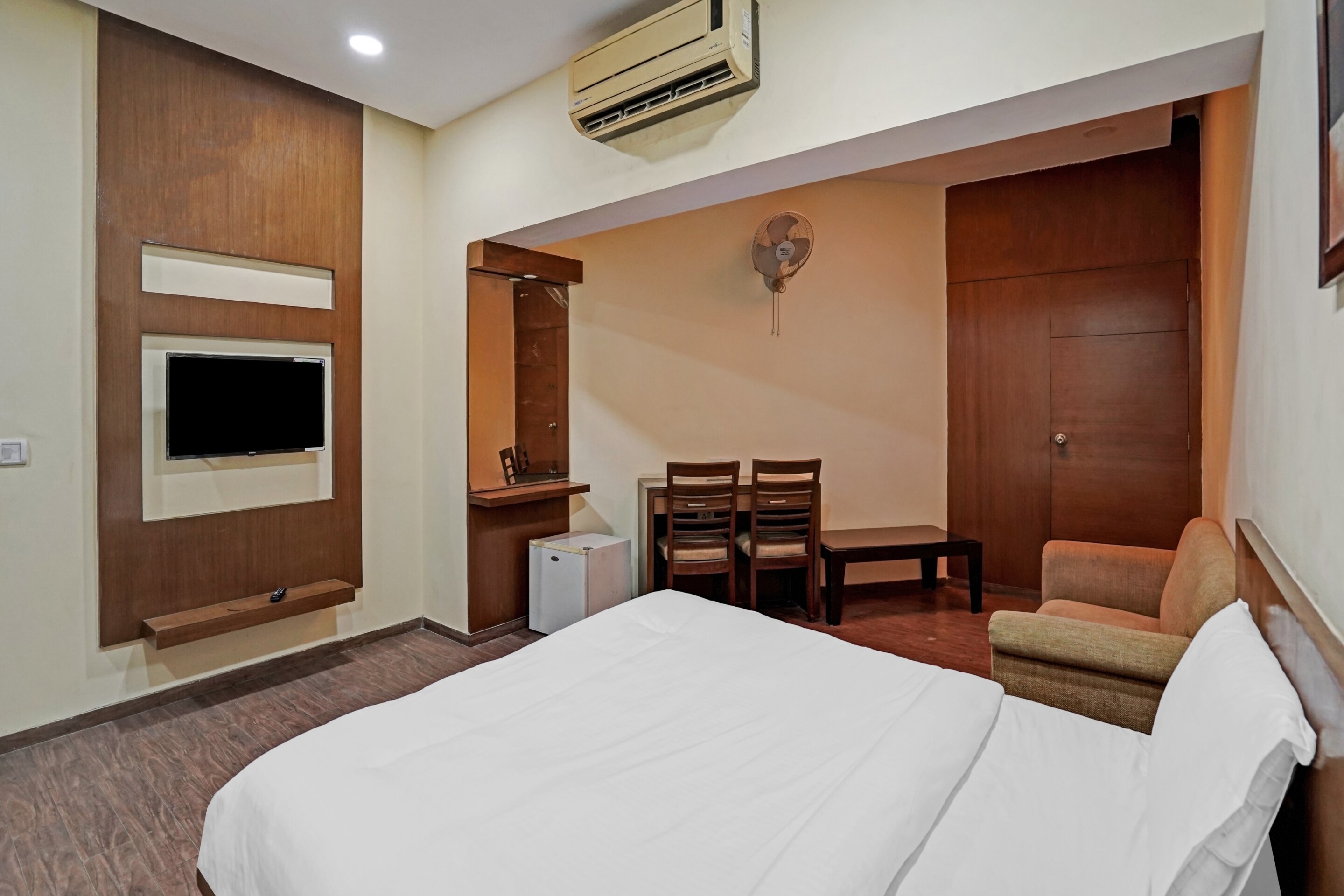 OYO 703823 Hotel Royal Regency - Tap to explore photos