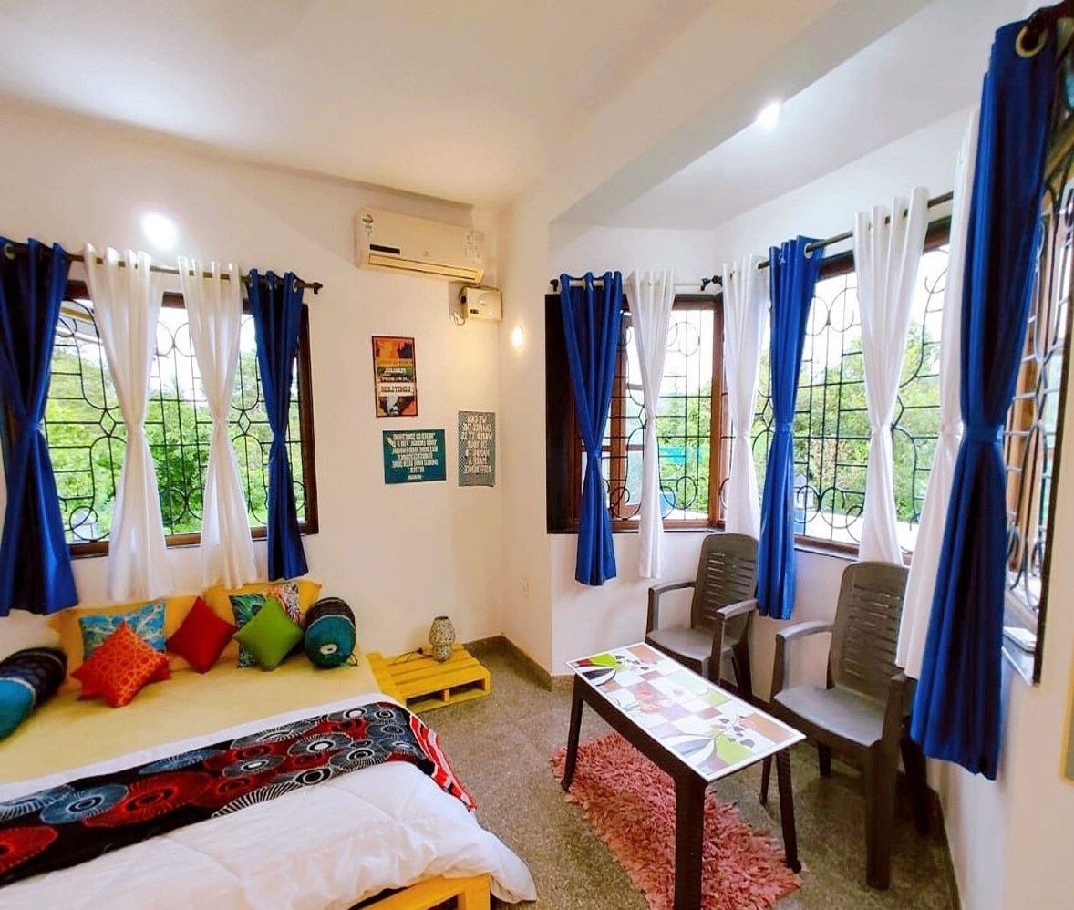 Blue homestay with fast wifi - Tap to explore photos