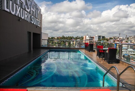 Rooftop Pool & Sun Deck