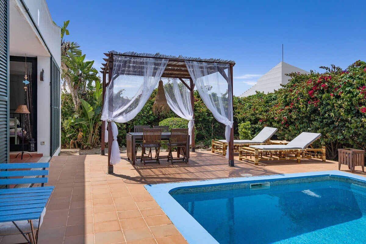 ANANA Binisafua   Villa with a pool by the sea - Tap to explore photos