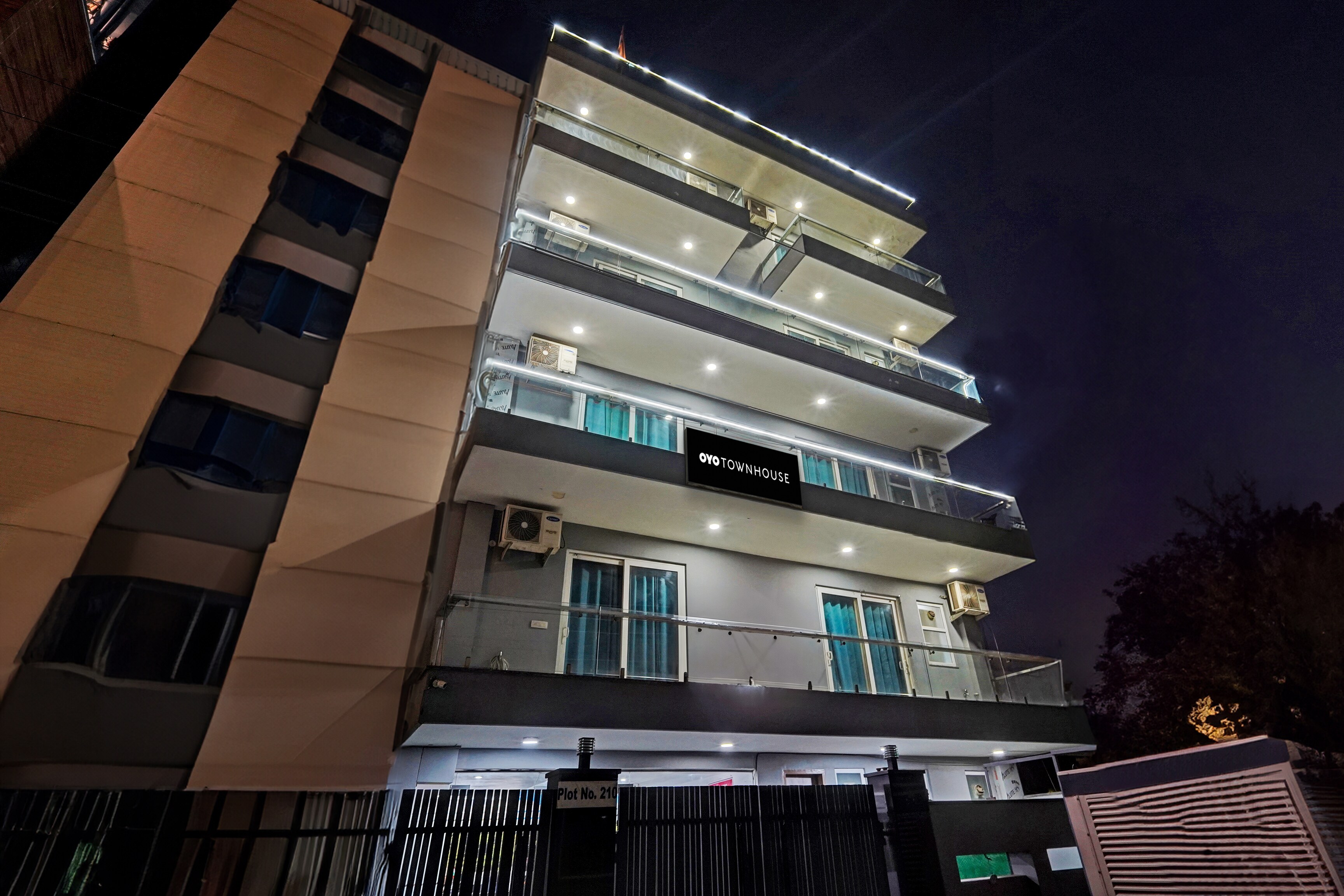 Townhouse Akshay Hotel - Tap to explore photos