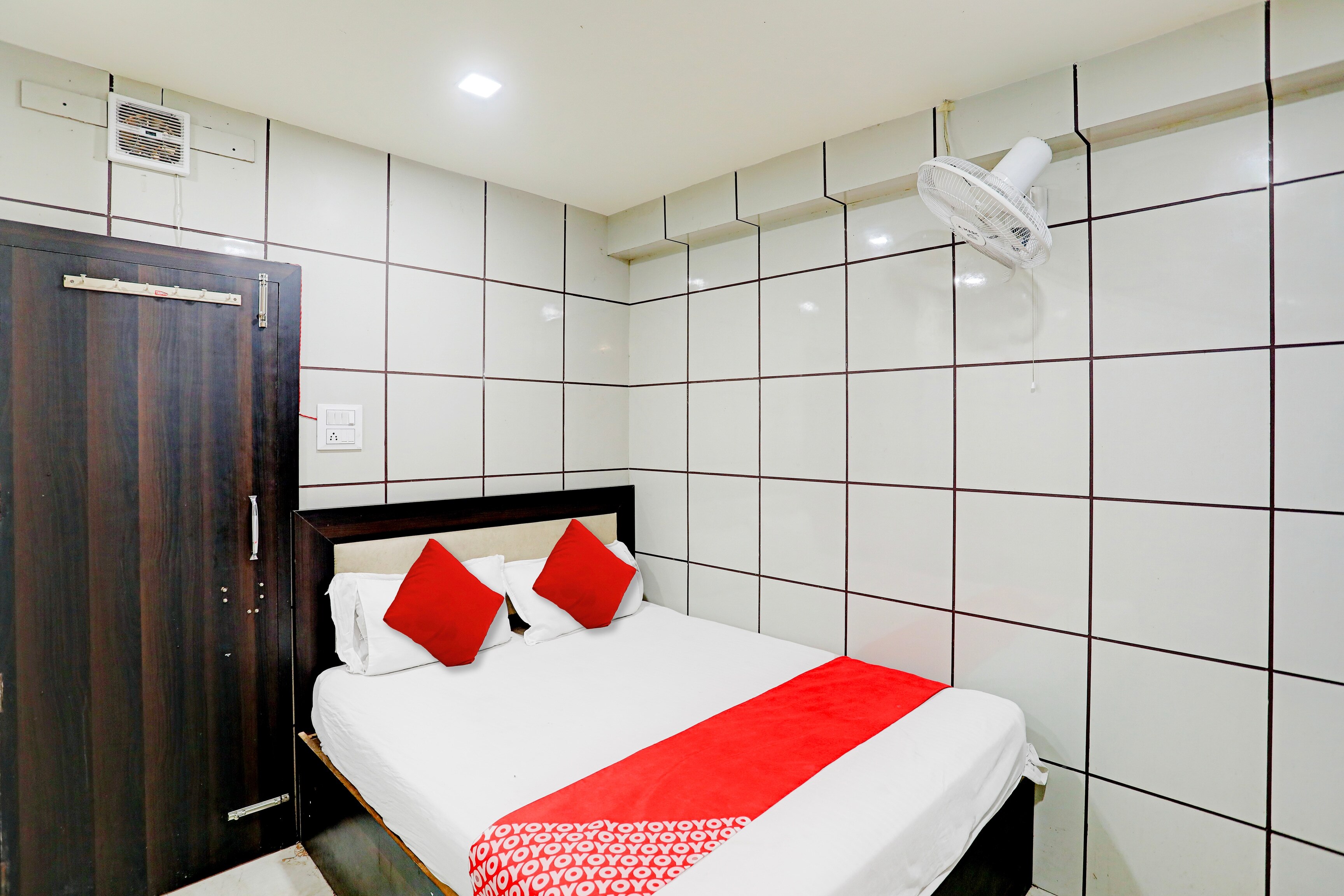 OYO Flagship Hotel The Moon - Tap to explore photos