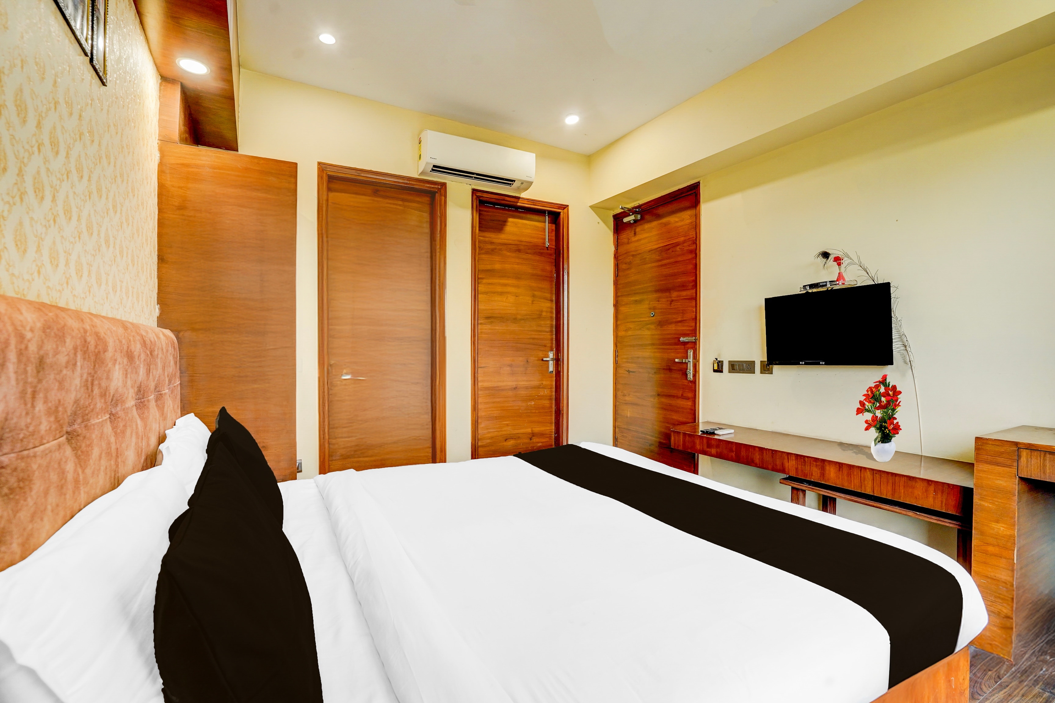 Super Townhouse Sector 47 Near Medanta - Tap to explore photos