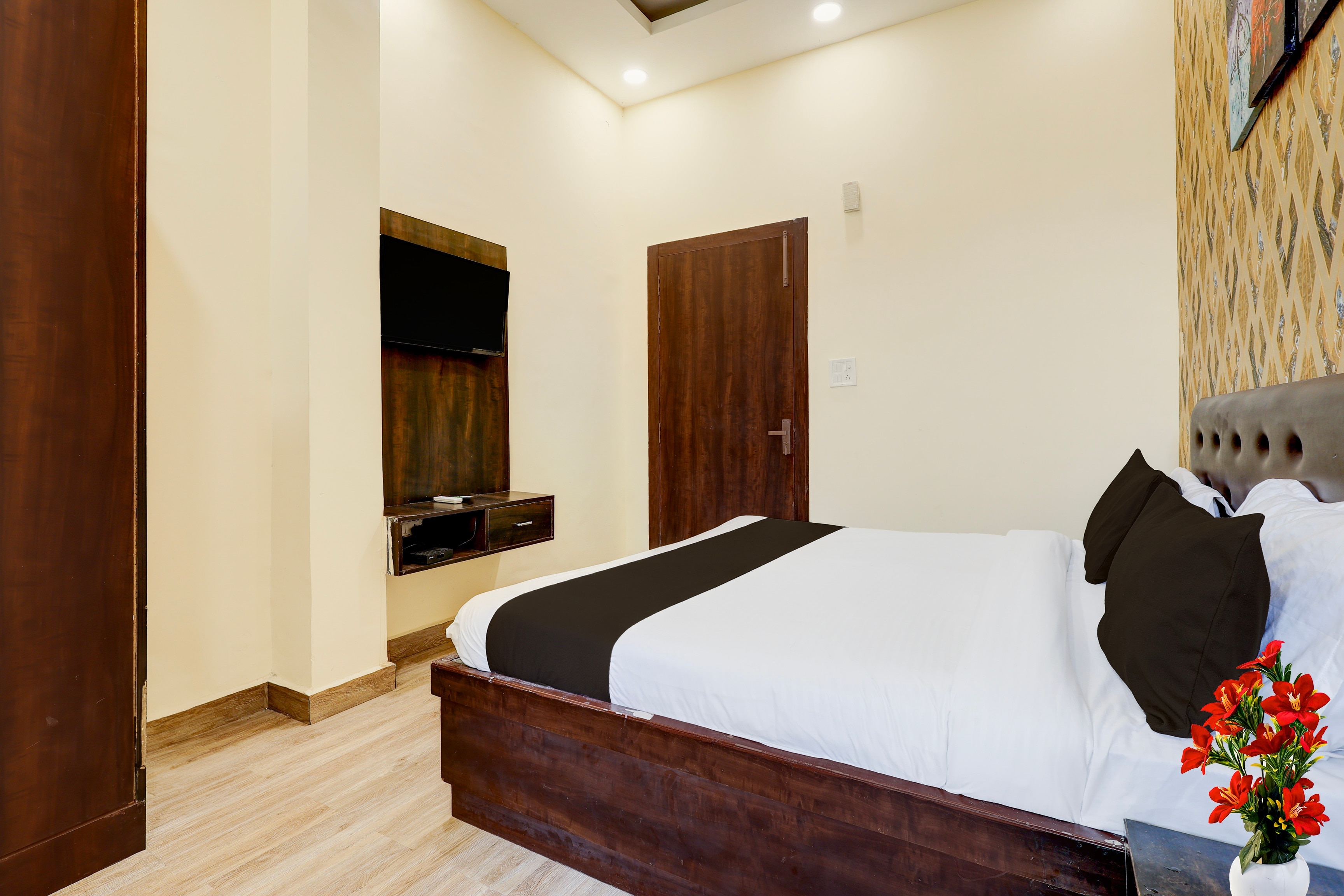 Hotel O Ansal Sushant City Formerly Oak Tree - Tap to explore photos