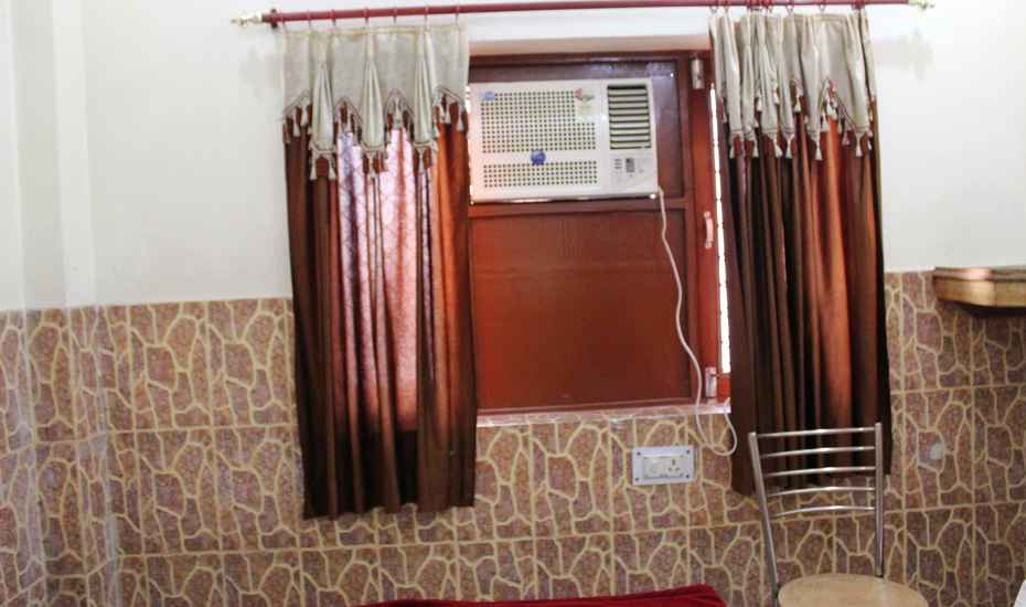 Hotel Jai Shree Krishna - Tap to explore photos