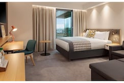 Holiday Inn LONDON - HEATHROW BATH ROAD,  London