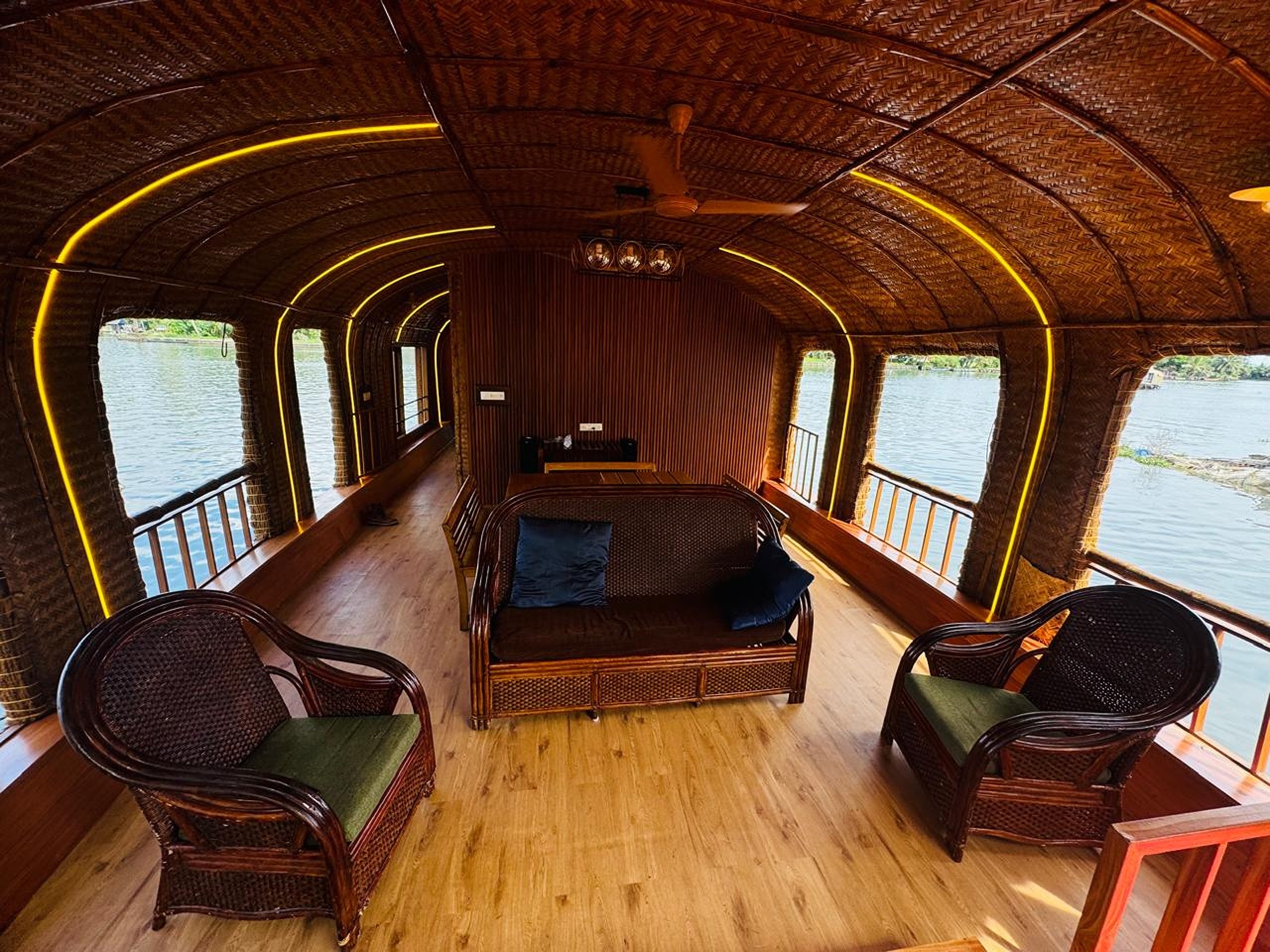 King Davood Houseboats - Tap to explore photos