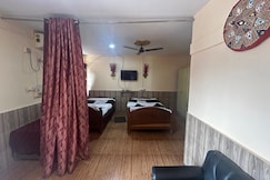 Hotel gayatri, Banekuchi