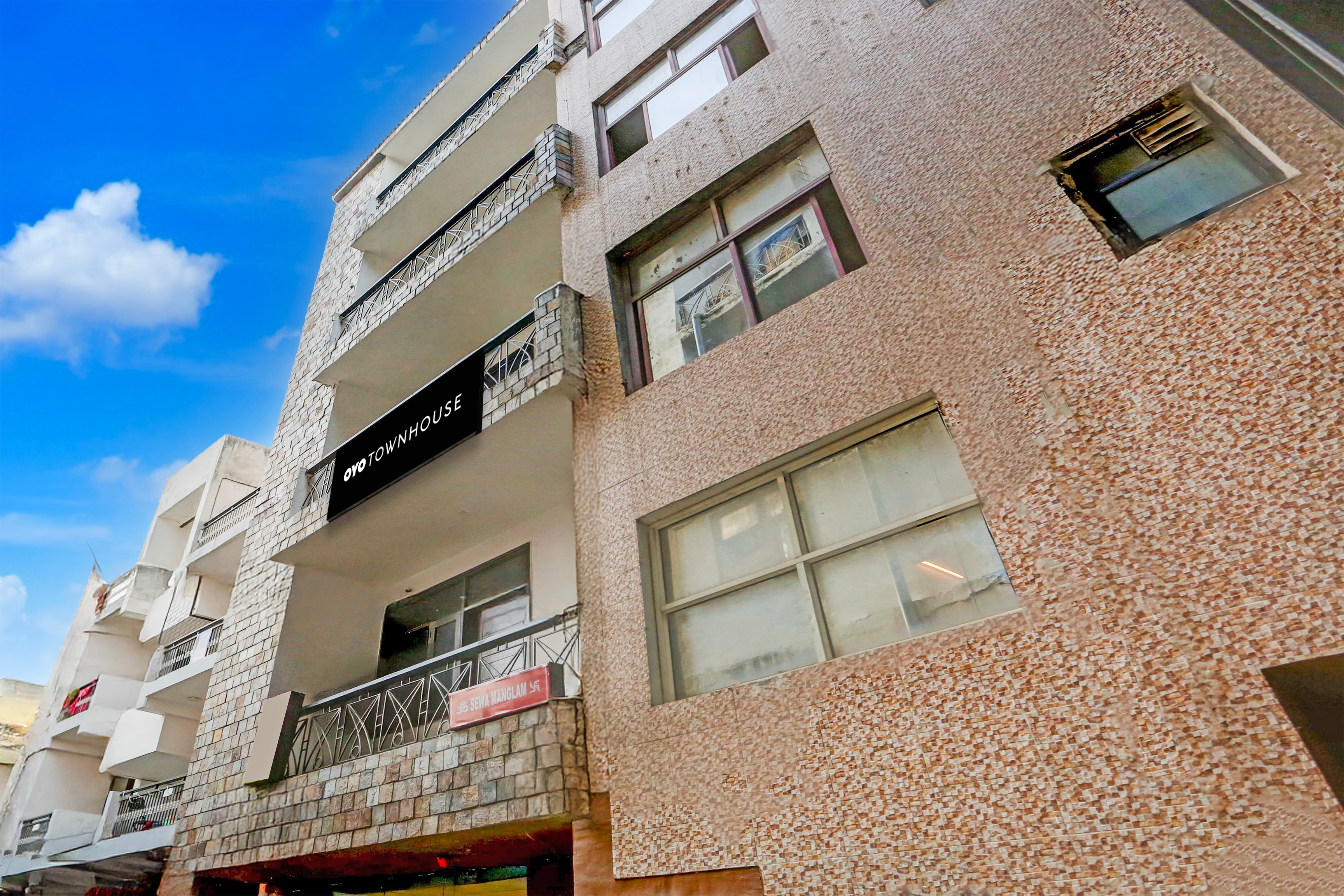 OYO Townhouse Anmol Residency Near Saket Metro Delhi - Tap to explore photos