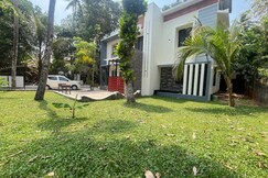 VAR ZenHaus 2 AC 3 Rooms Pvt Garden No Kitchen, Varkala