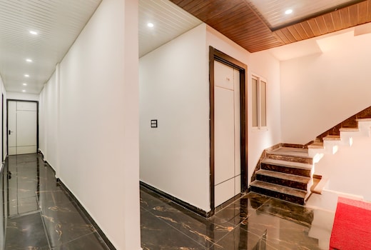 HOTEL O APPLE INN BEHIND STATE BANK OF INDIA