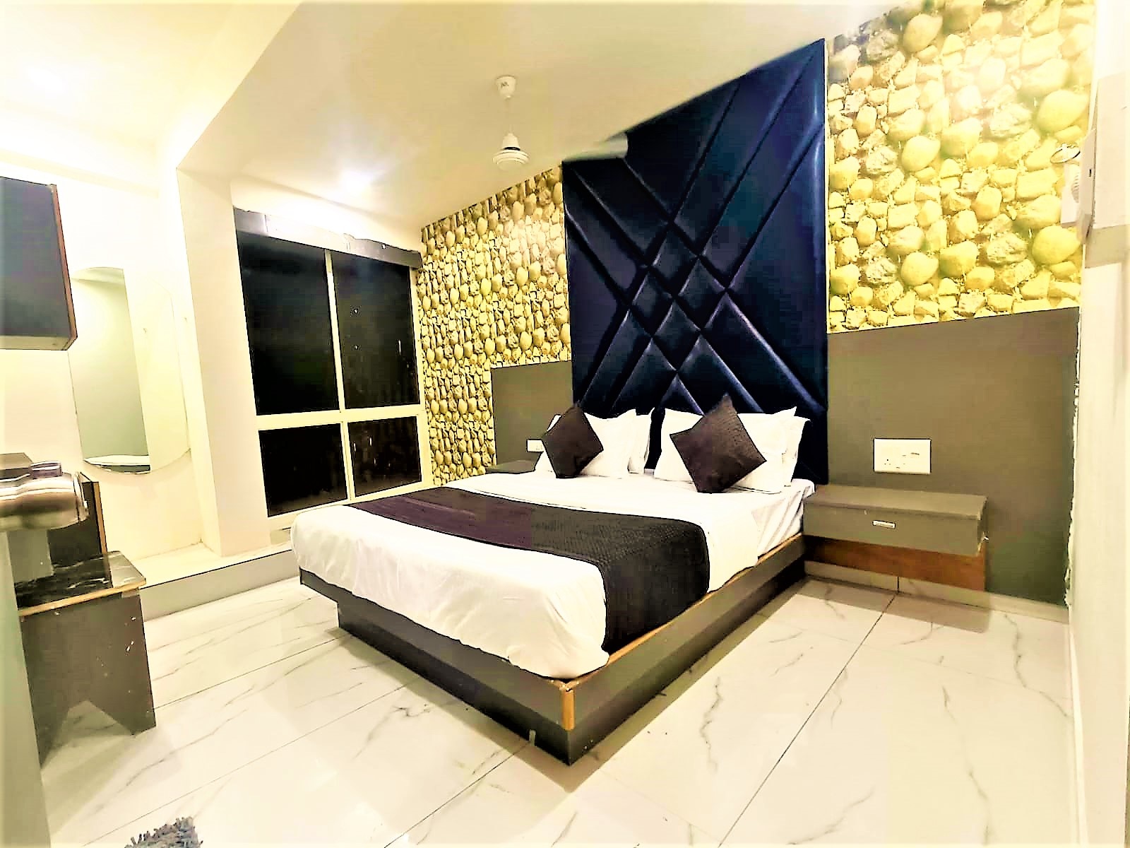 Hotel Bhavya Raj - Tap to explore photos