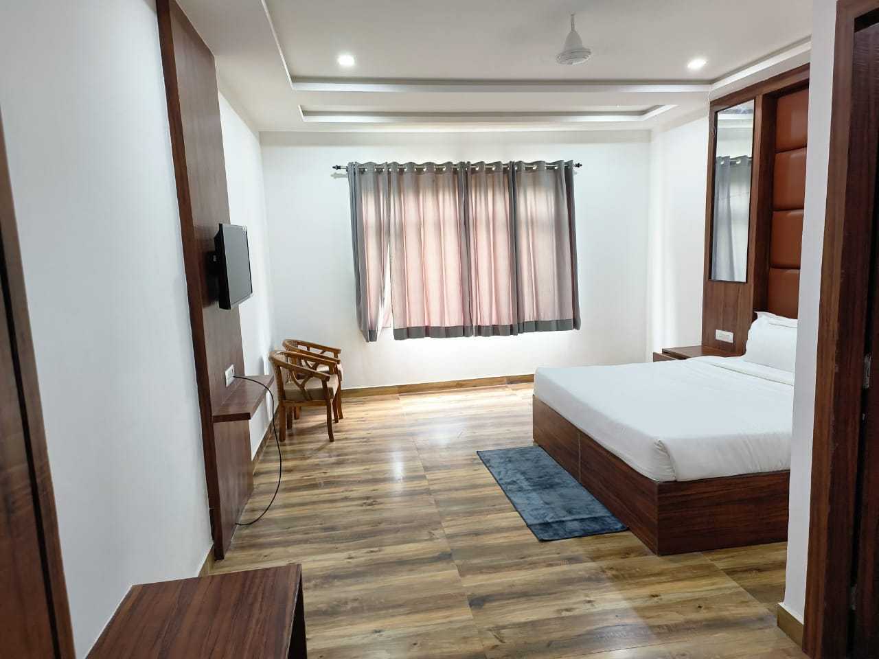 Townhouse OAK Hotel The Empire - Tap to explore photos
