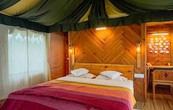 Deluxe Swiss Glamp 1