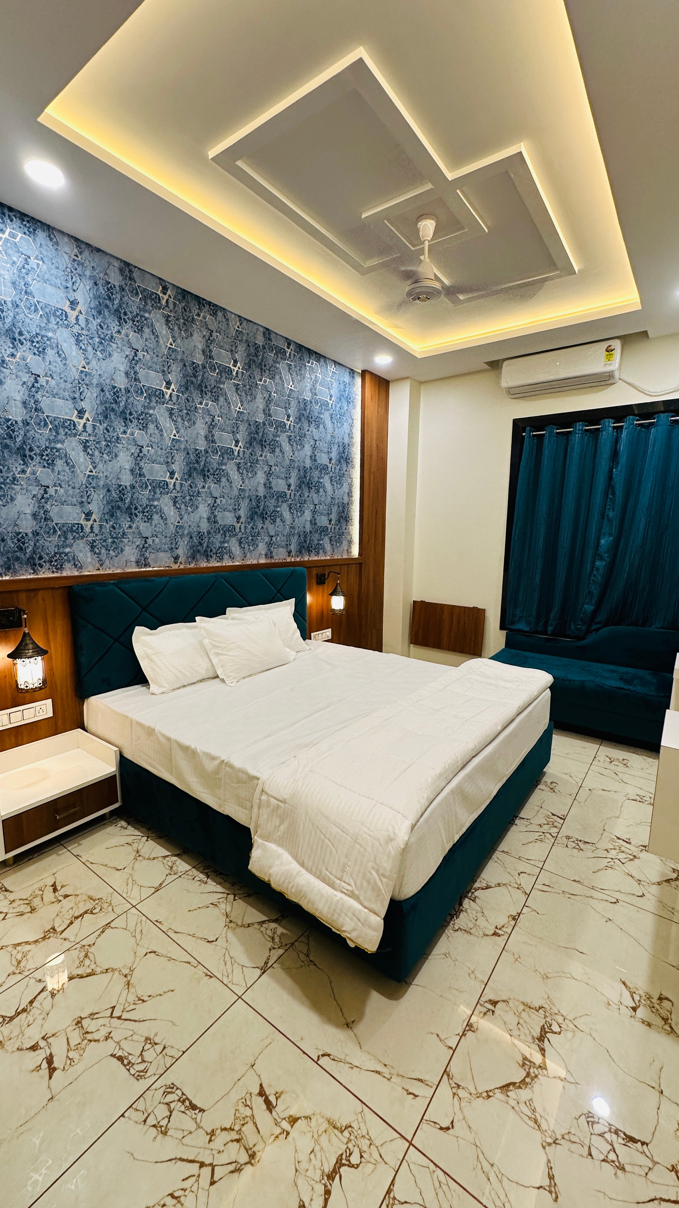 Hotel Ratnam Palace - Tap to explore photos
