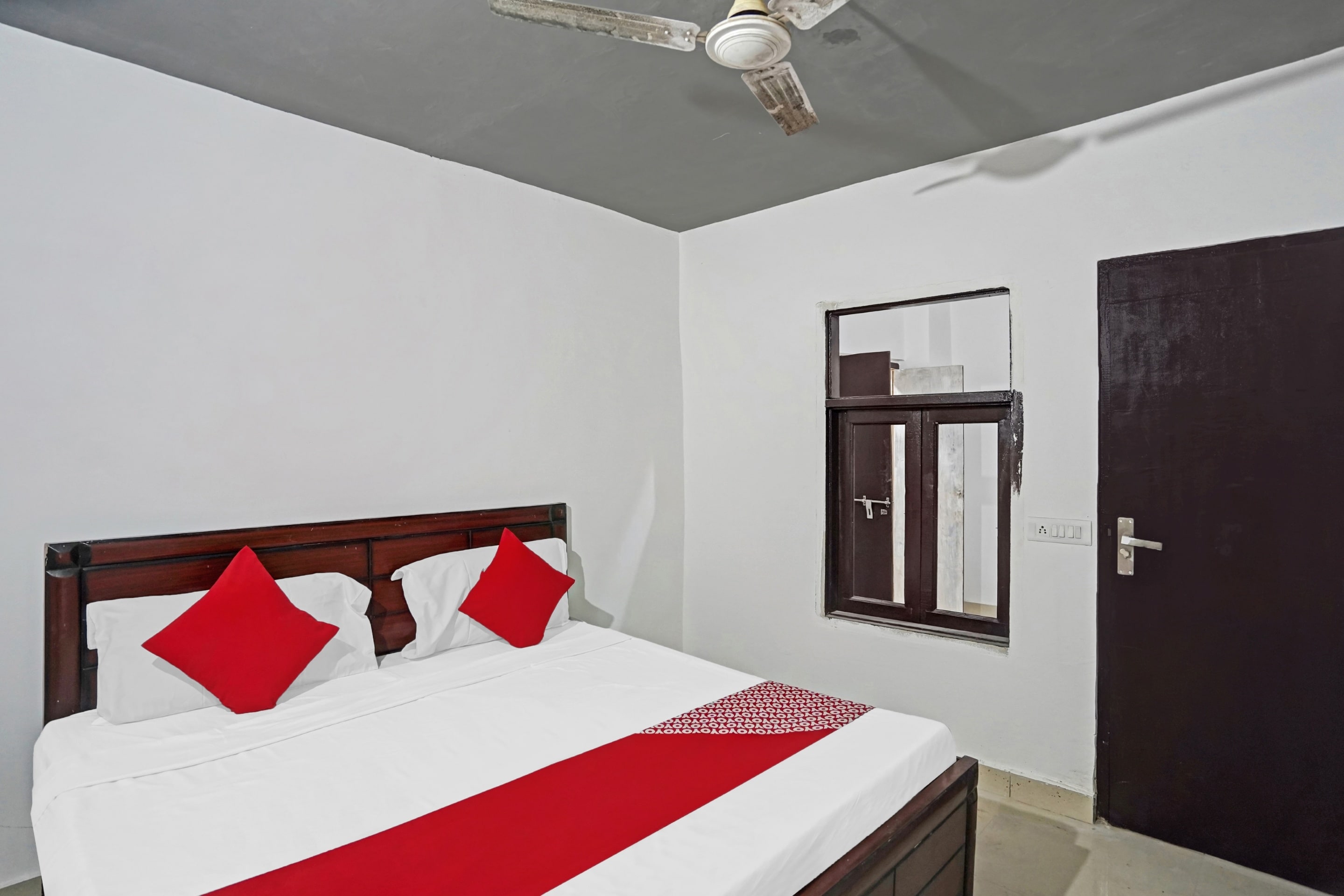 OYO Sunrise Villa Near Select Citywalk Mall - Tap to explore photos