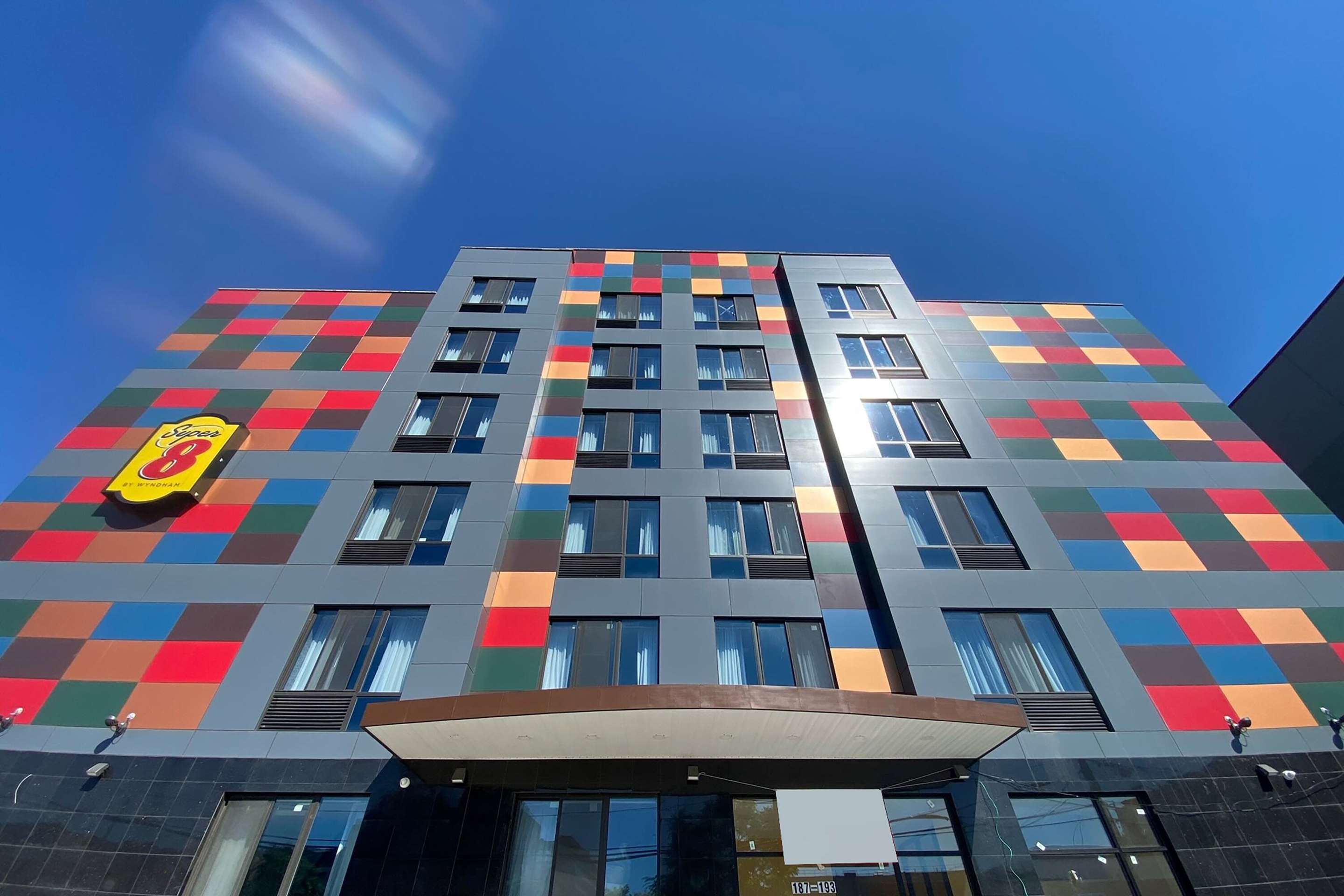 Super 8 by Wyndham Brooklyn Williamsburg - Tap to explore photos