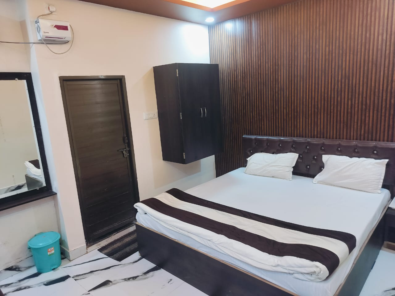 Hotel Shiv Manglam - Tap to explore photos