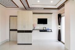 OYO 832517 BN PALACE, Chunshura