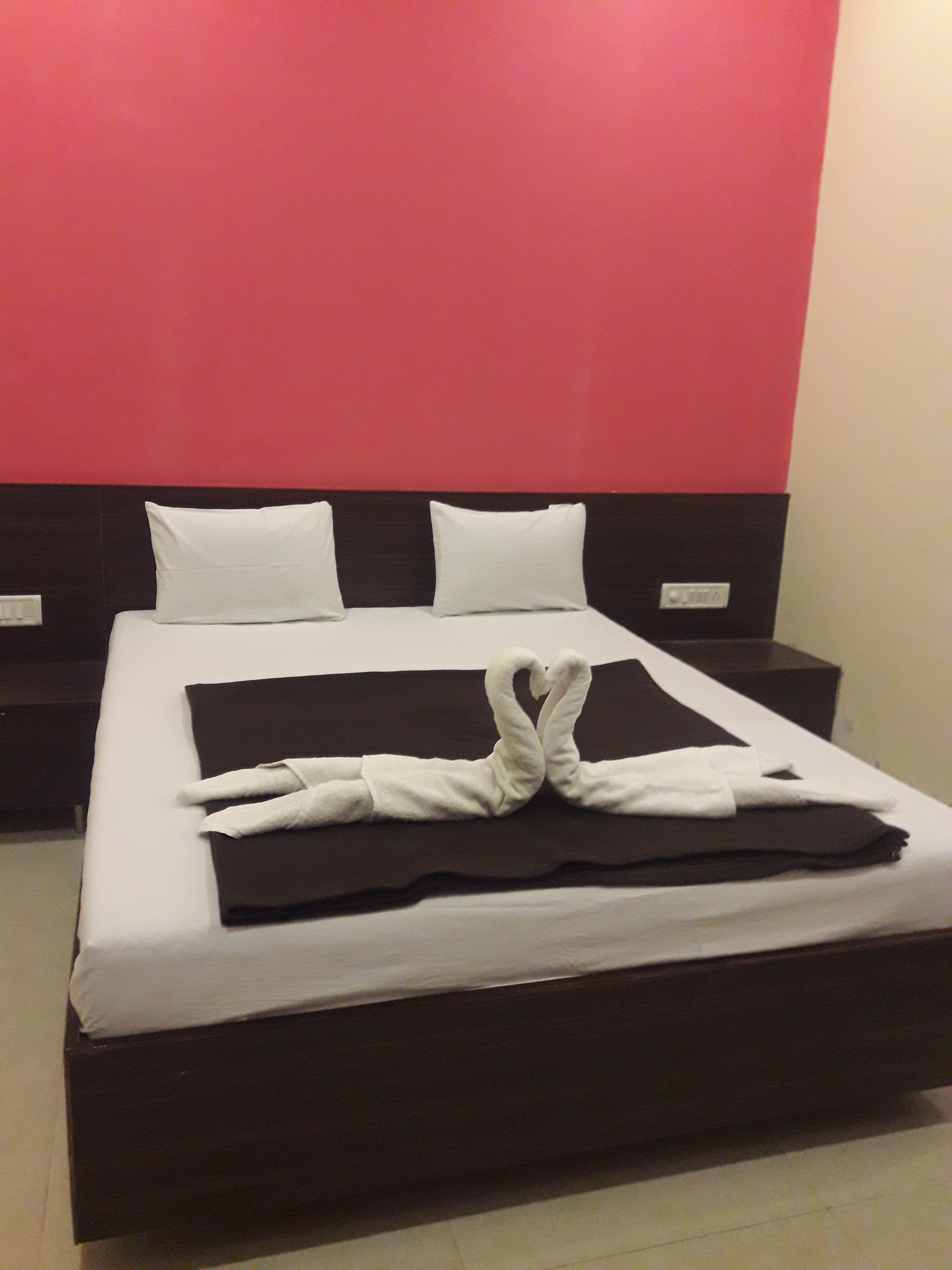 DOUBLE BED NON A.C