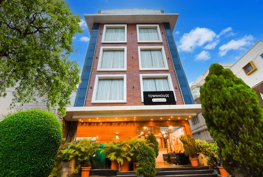 Super Townhouse Near Marine Drive