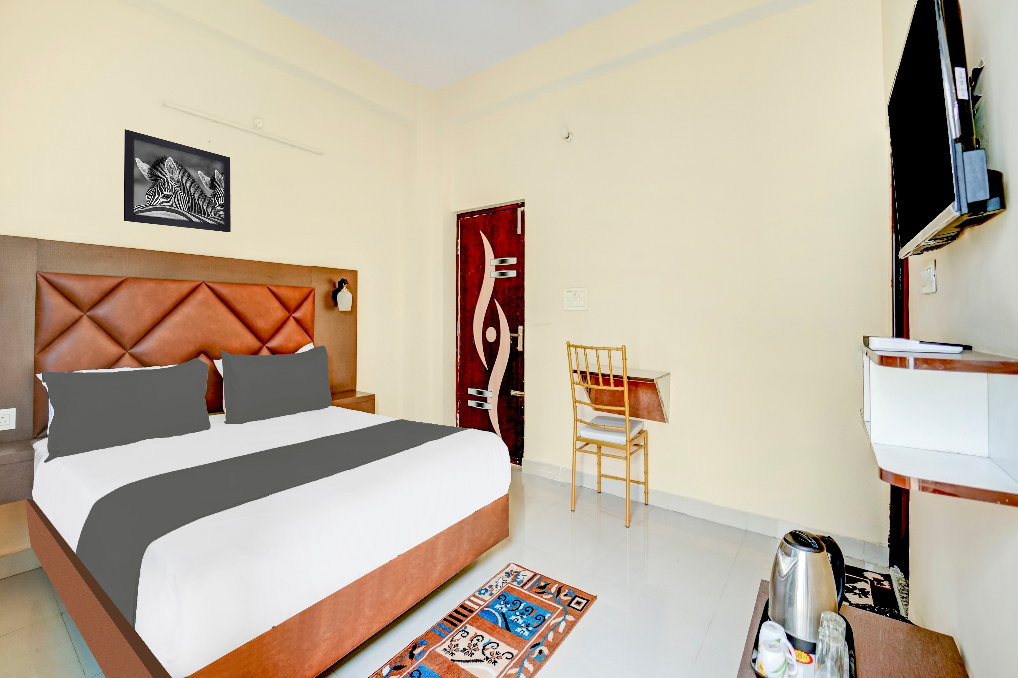 Super Townhouse Anisabad Near Mahavir Sansthan - Tap to explore photos