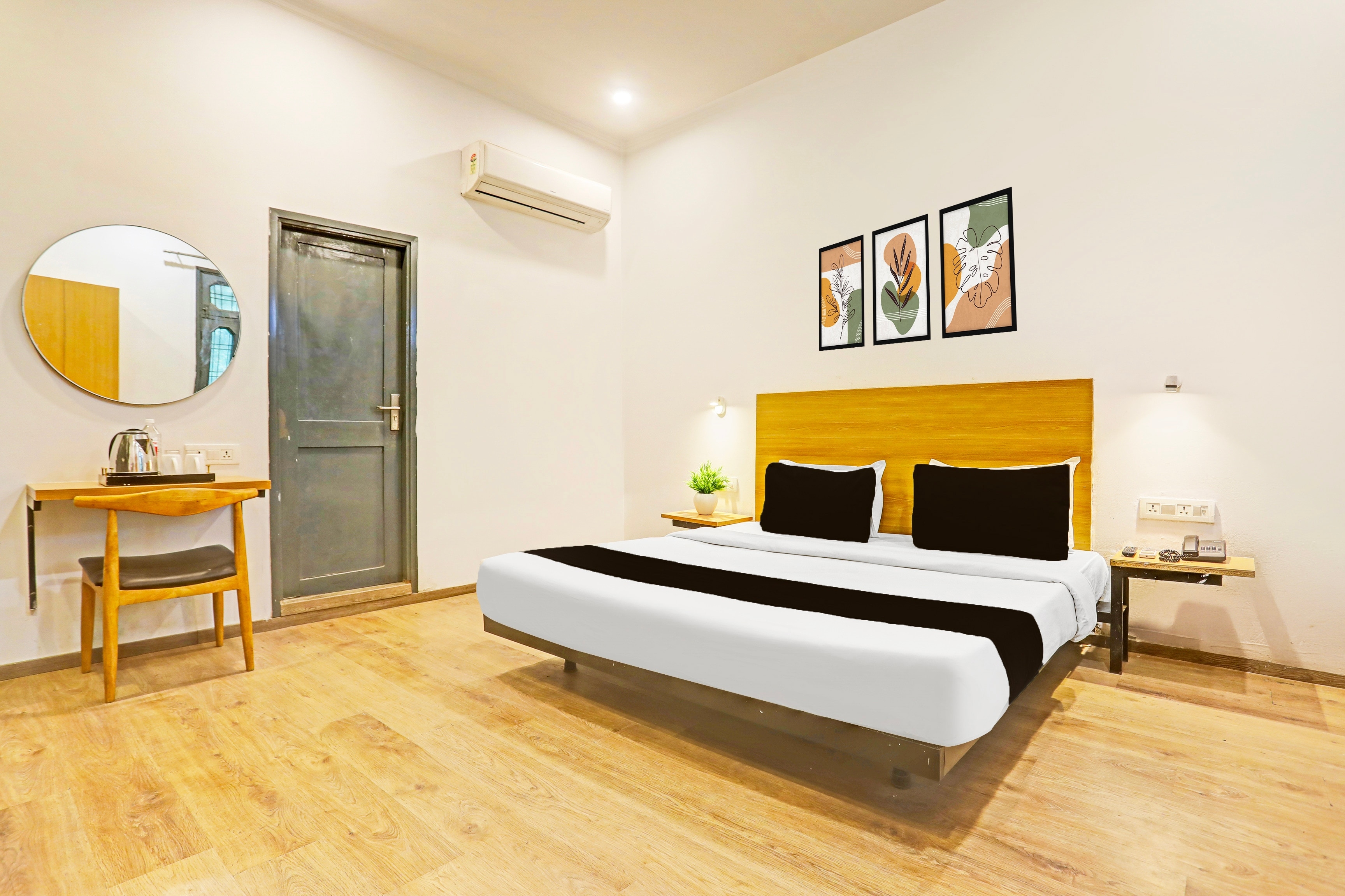 Super Townhouse Vijay Khand Gomti Nagar - Tap to explore photos