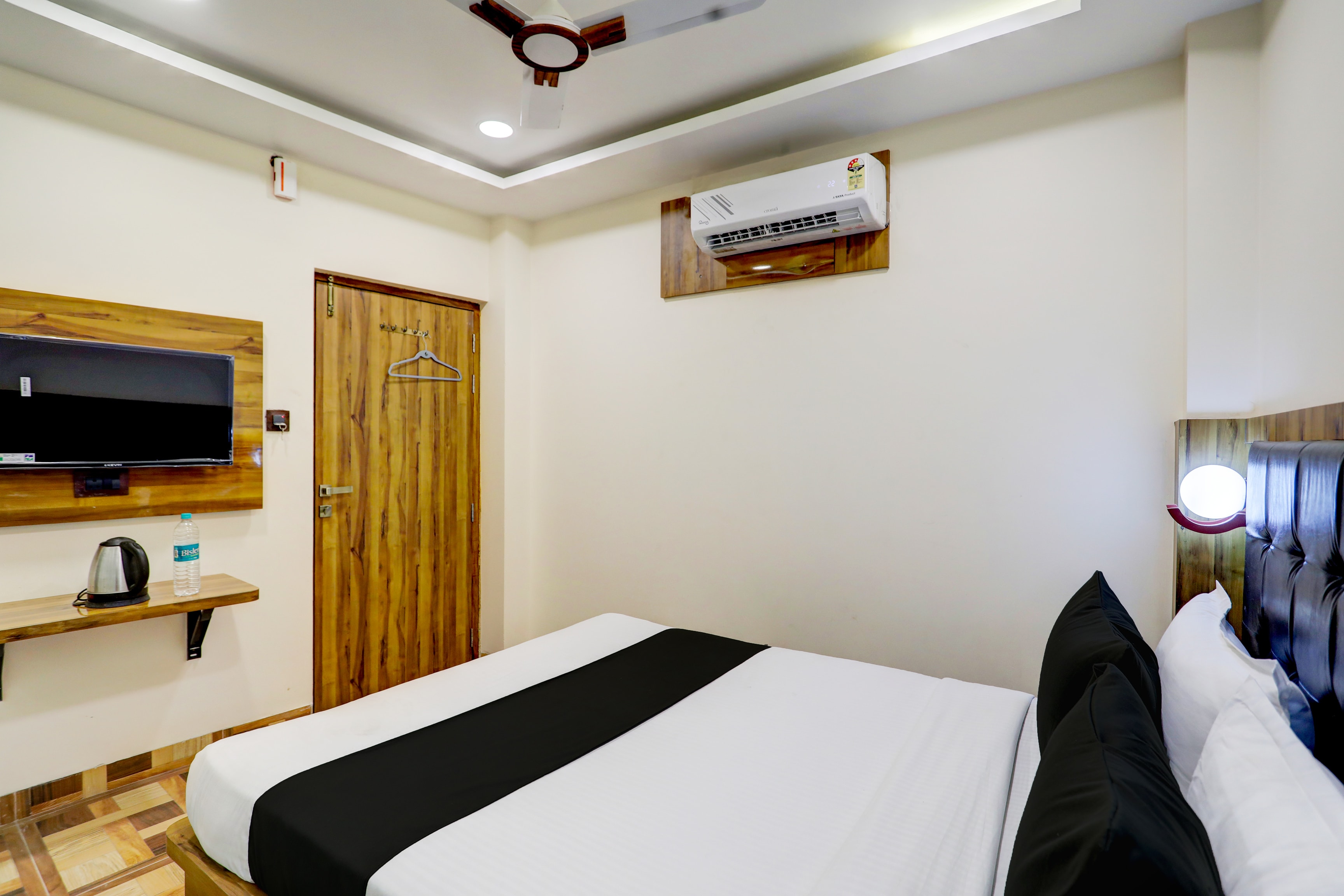 Hotel O Geet Palace - Tap to explore photos
