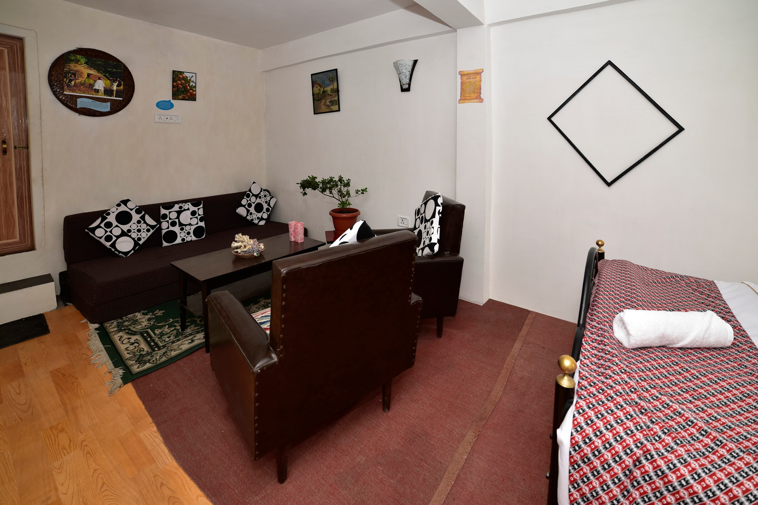 Hideout Homestay Budget - Tap to explore photos