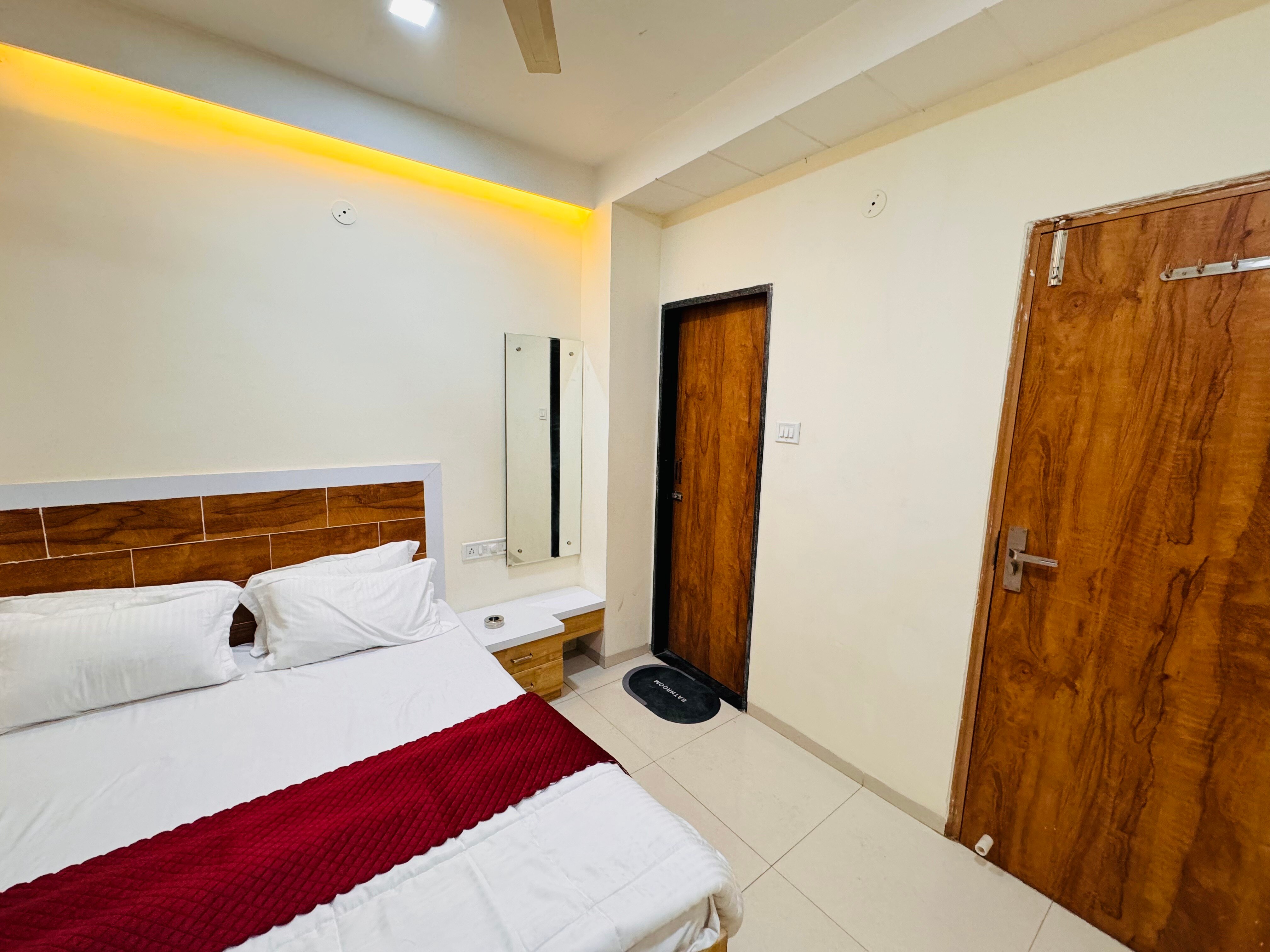 Home Escape 1BHK Apartment Near Bombay Hospital - Tap to explore photos
