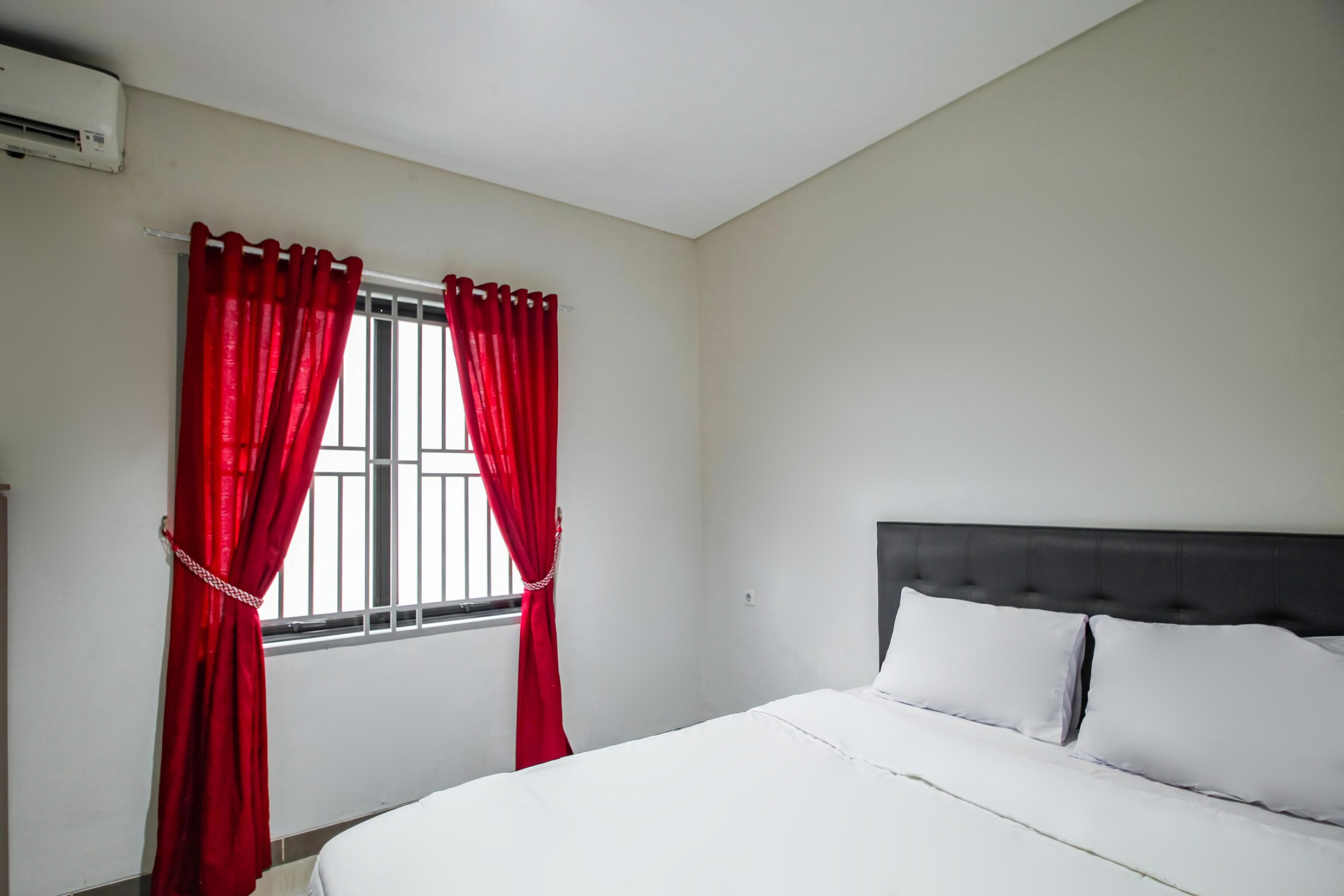 Capital O 93589 Hotel Wongso Syariah - Tap to explore photos