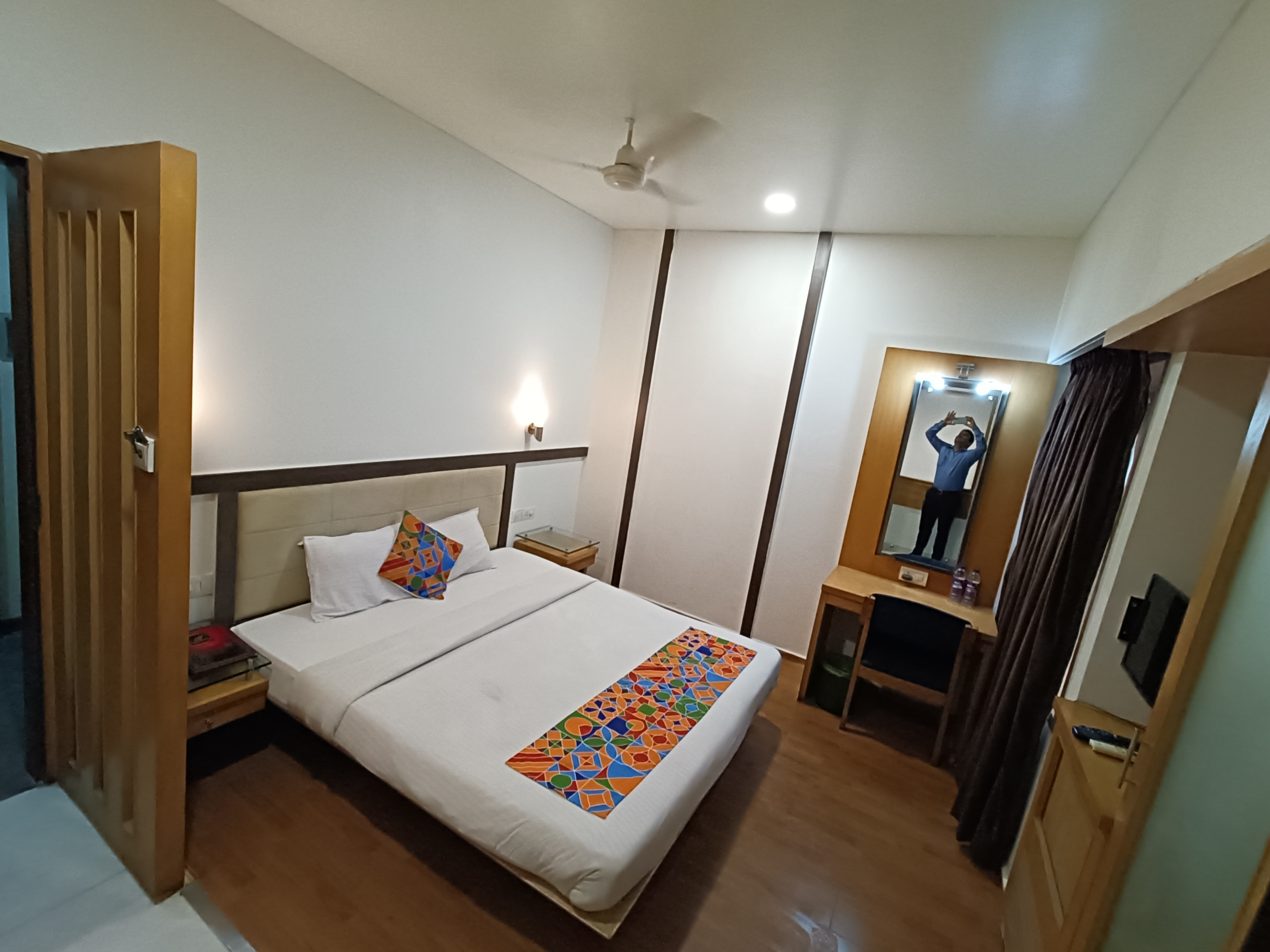 LAKME EXECUTIVE HOTEL - Tap to explore photos