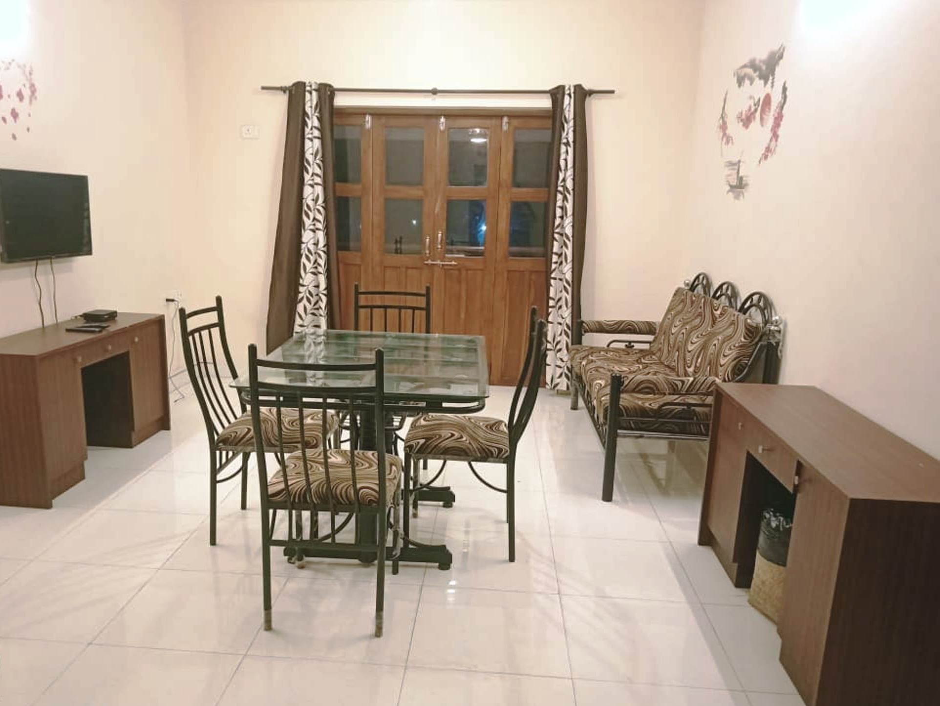 Ronnie's 2 BHK Apartment - Tap to explore photos