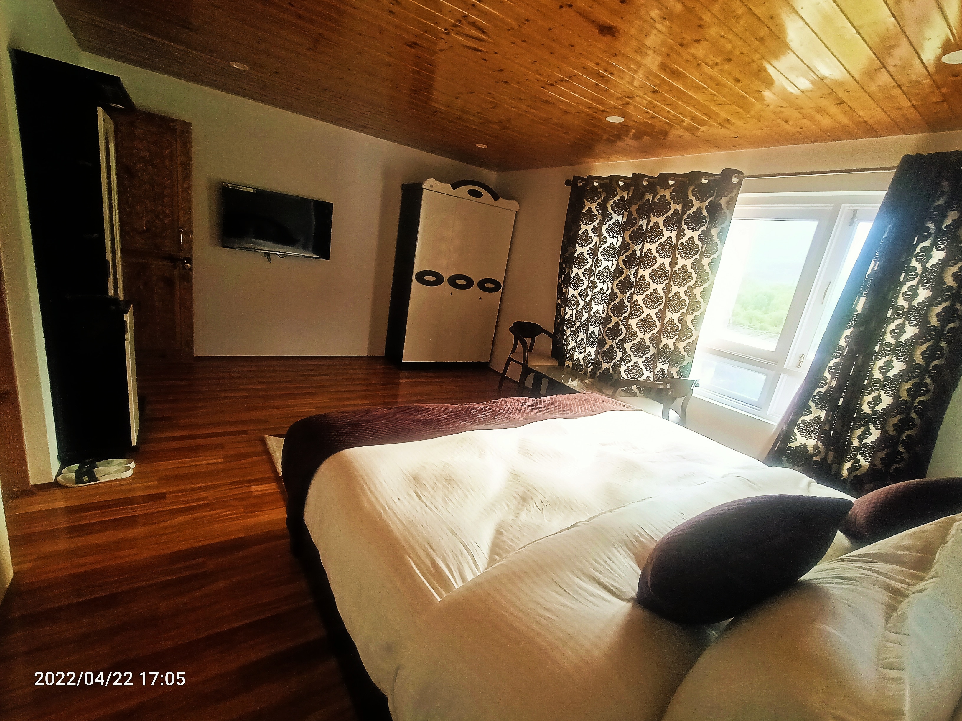 The Riverside Retreat Villa | Room & Wi-Fi - Tap to explore photos
