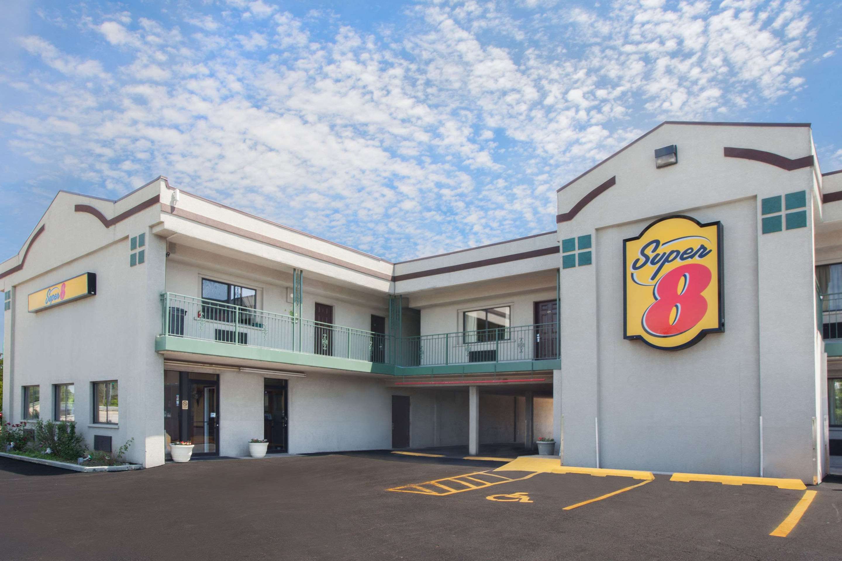 Super 8 by Wyndham Chicago/Rosemont/O'Hare/SE - Tap to explore photos