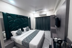 The Seven Eleven Hotel, Sanand