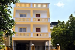 Le premier inn - with a swimming pool, beside the bay, Auroville