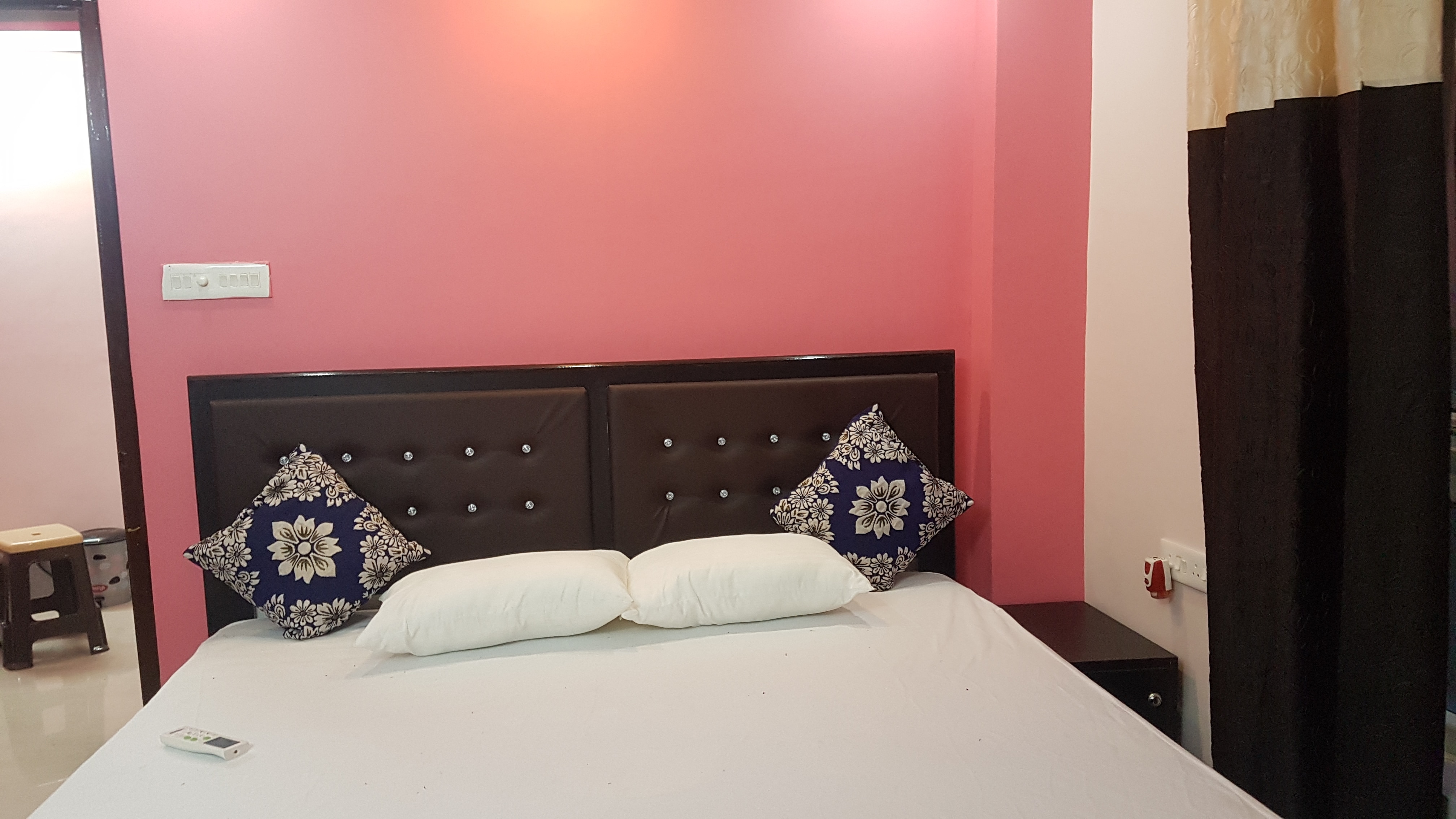 Eva's Castle - 1BHK AC room with Kitchen - Tap to explore photos