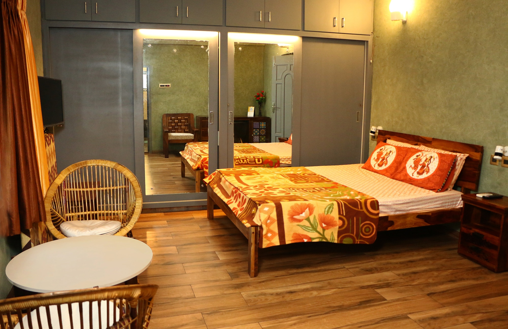 Penthouse 2BHK with Bathtub and Terrace 𝗕𝗢𝗢𝗞 Pondicherry Homestay 𝘄𝗶𝘁𝗵