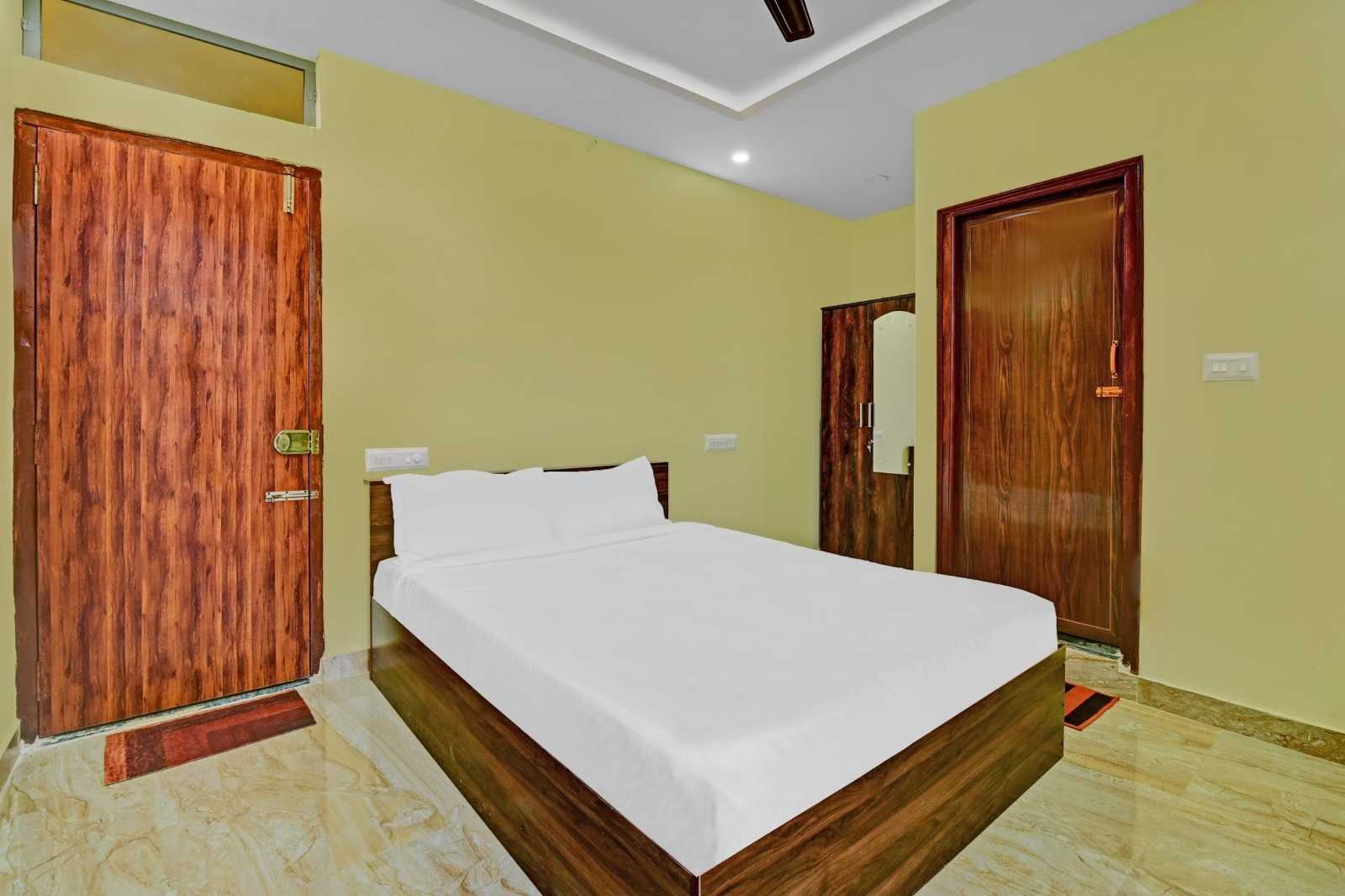Collection O Royal Ruby Hotel Electronic City Phase 1 - Tap to explore photos