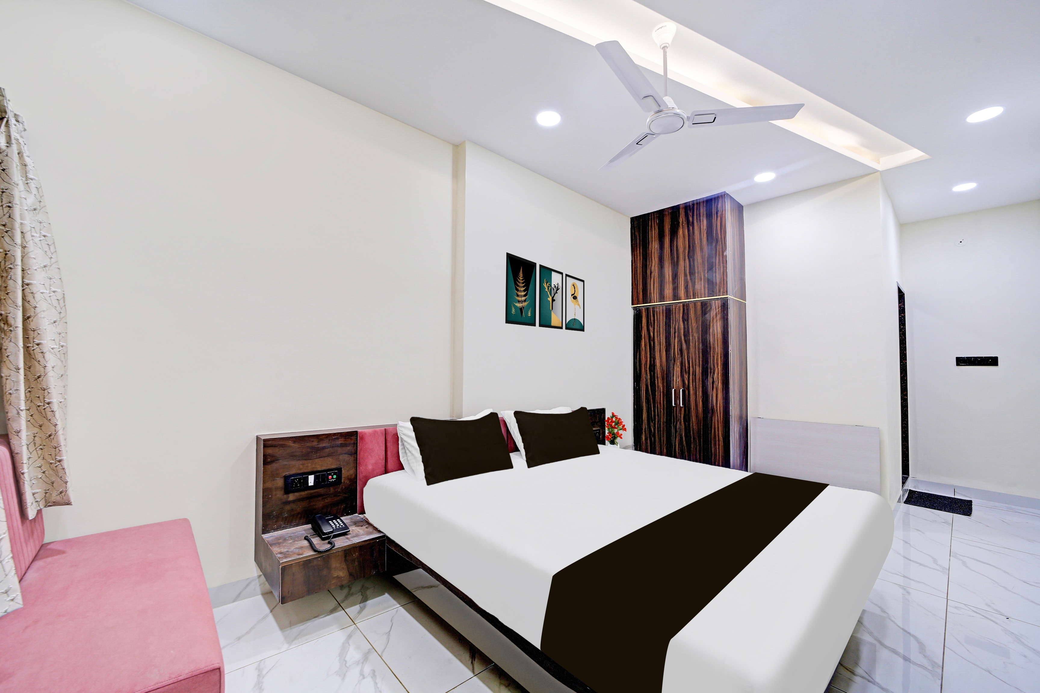 Super Townhouse LIG Main Road Indore - Tap to explore photos