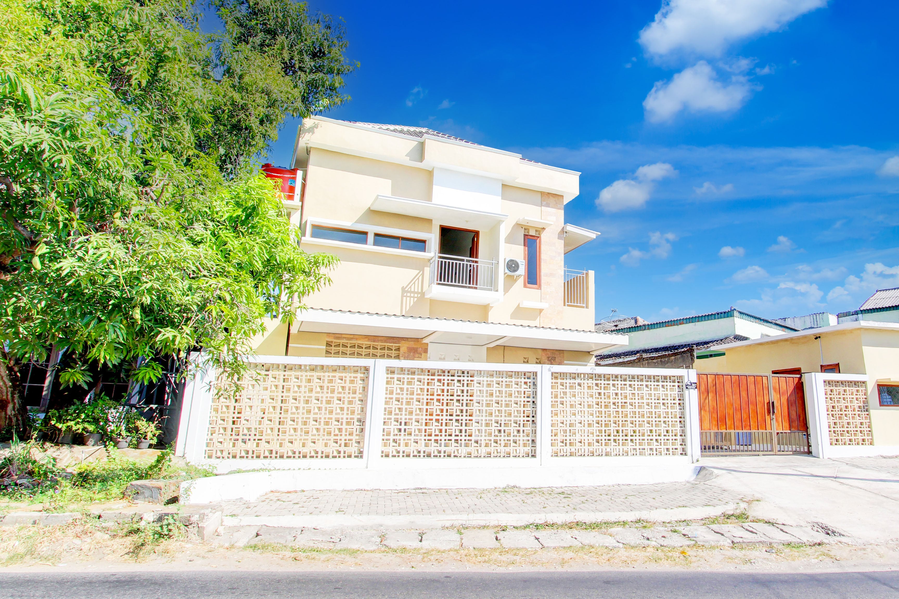 SPOT ON 94076 Tinampi House Syariah - Tap to explore photos