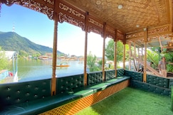 The Apollo 11 Heritage Luxury Houseboat, Srinagar, Srinagar