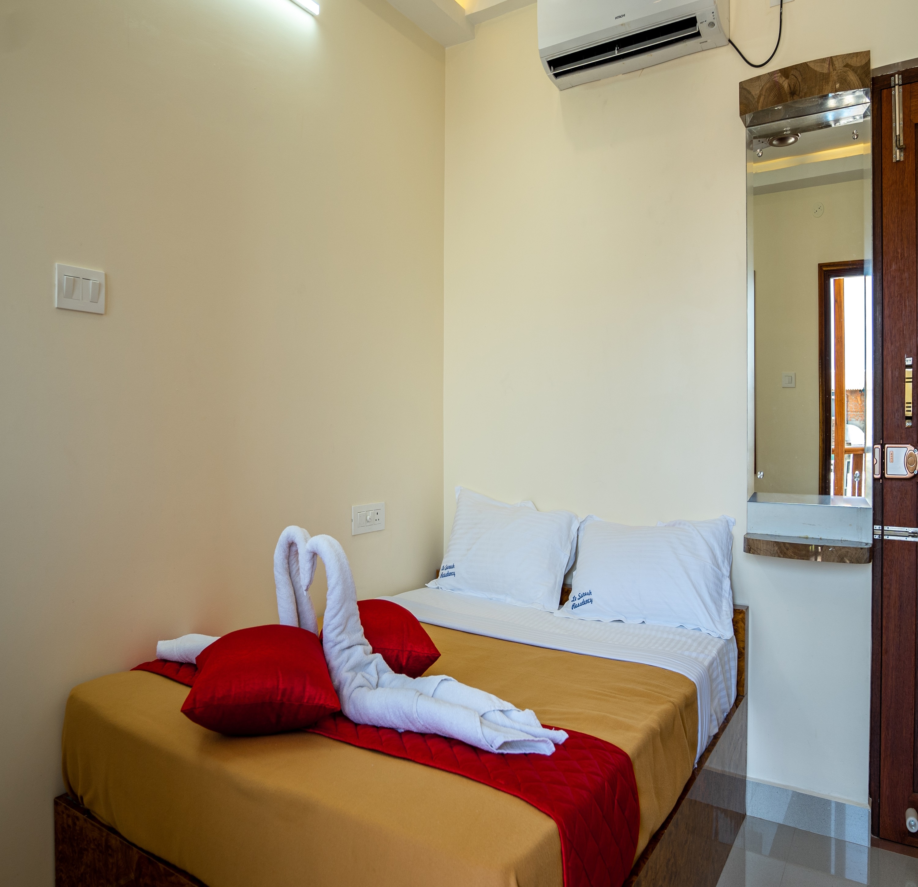 LE SURESH GUEST HOUSE - Tap to explore photos