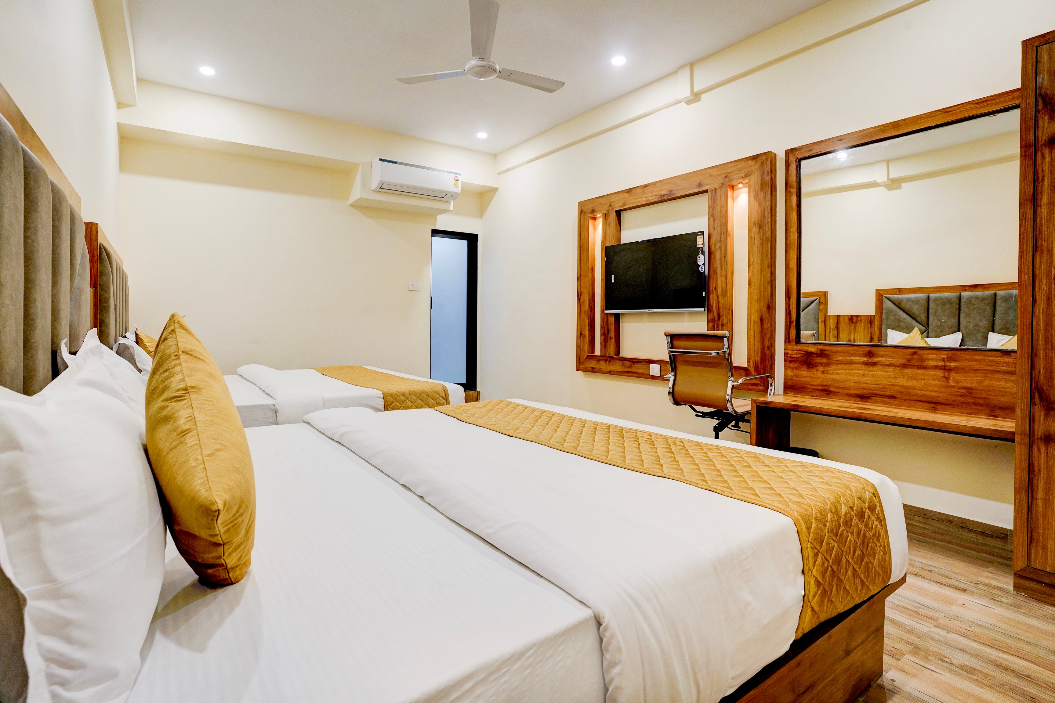 Hotel Breeze Bay - Bandra Kurla Complex (BKC), Mumbai