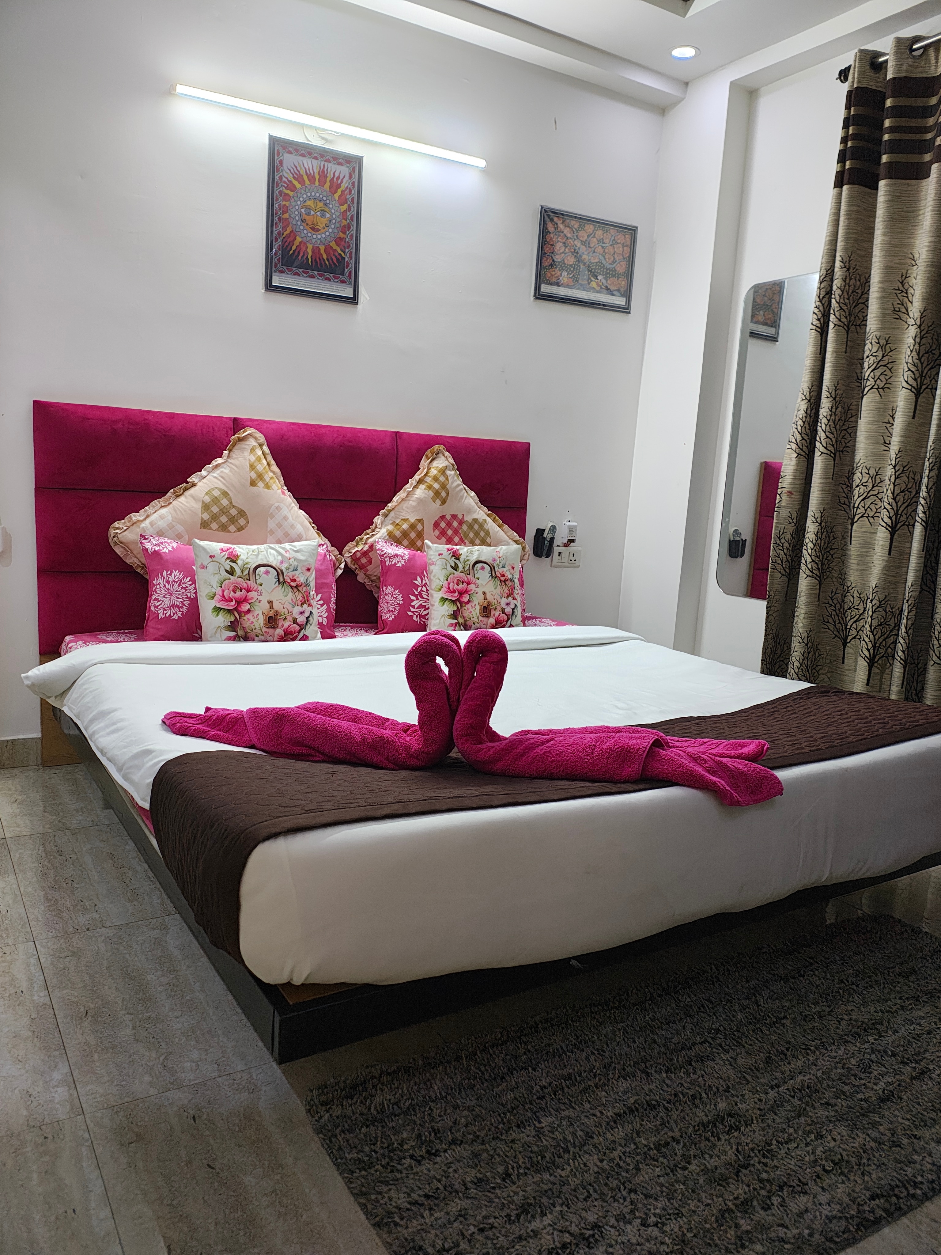 HomeAste73  03  Dwarka Family Group Corporate IICC - Tap to explore photos