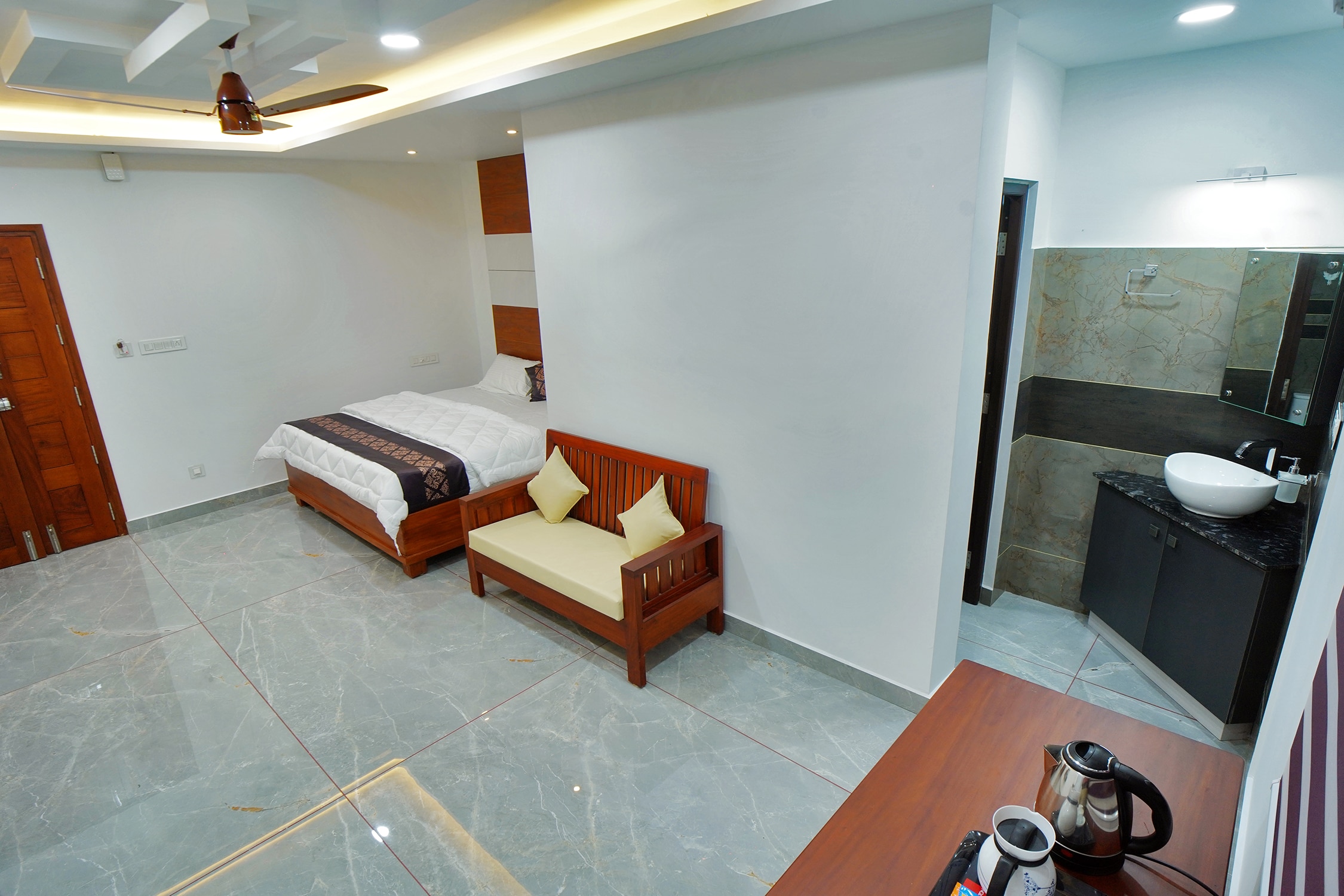 UNIVERSAL RESIDENCY - Tap to explore photos