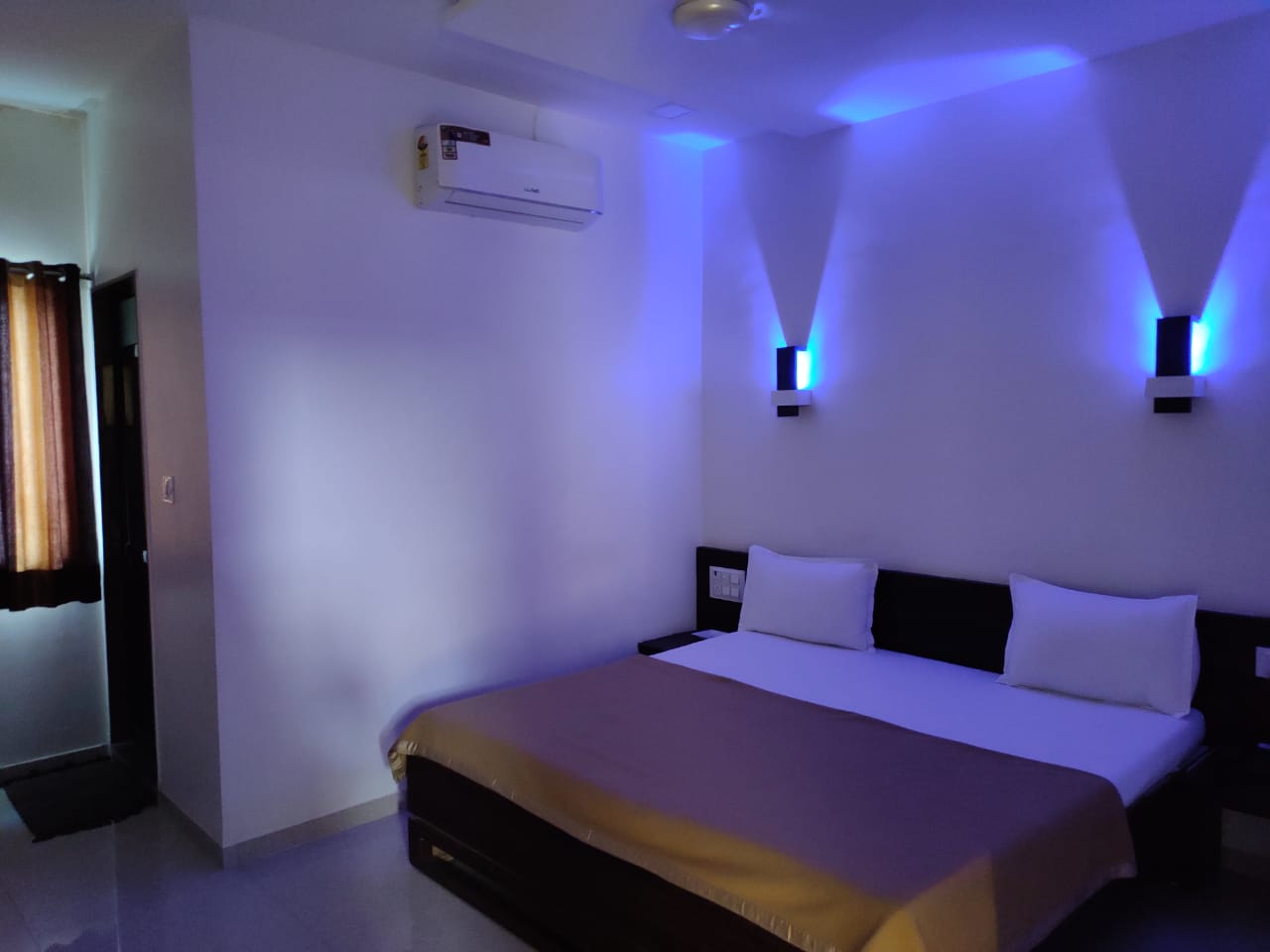 Hotel Sahara Rooms - Tap to explore photos