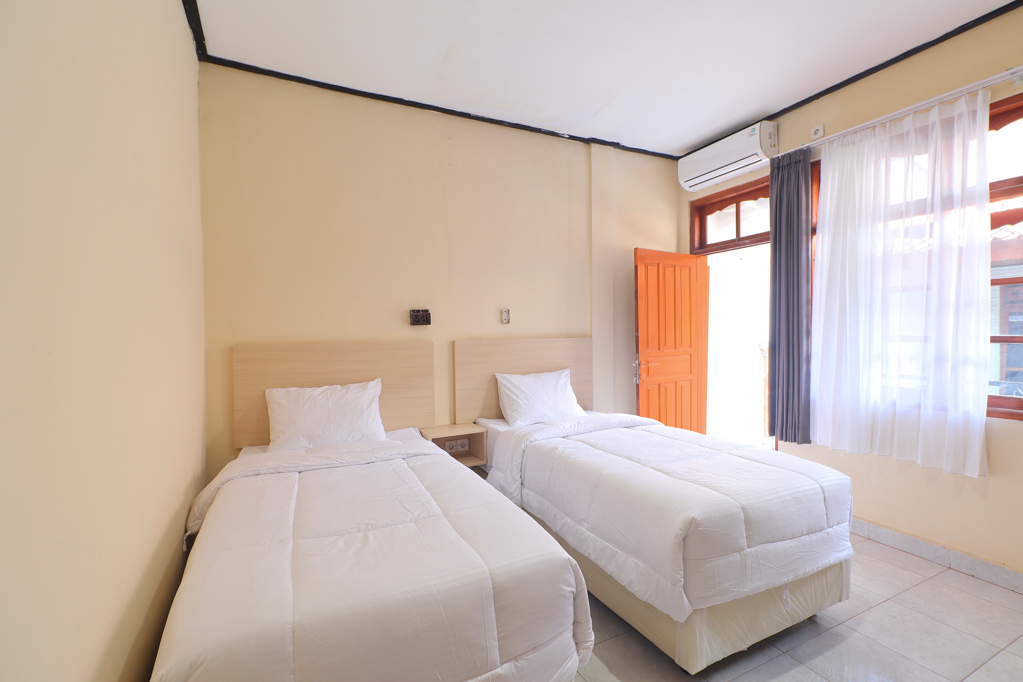 Townhouse Oak Legian Near Legian Beach Formerly Sayang Maha Merta - Tap to explore photos