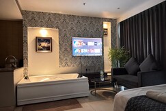 Studio with private jacuzzi, Gurgaon